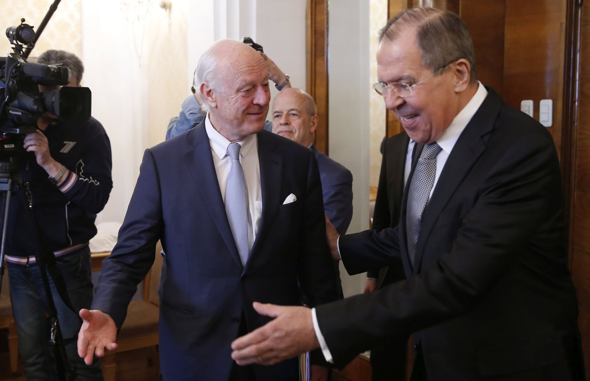 epa05862818 Russia's Foreign Minister Sergei Lavrov (R) welcomes UN Special Envoy to Syria, Staffan de Mistura (L) during their meeting in Moscow, Russia, 22 March 2017. The two men are meeting ahead of the resumption of intra-Syrian talks in Geneva, Switzerland, on 23 March 2017.  EPA/SERGEI ILNITSKY