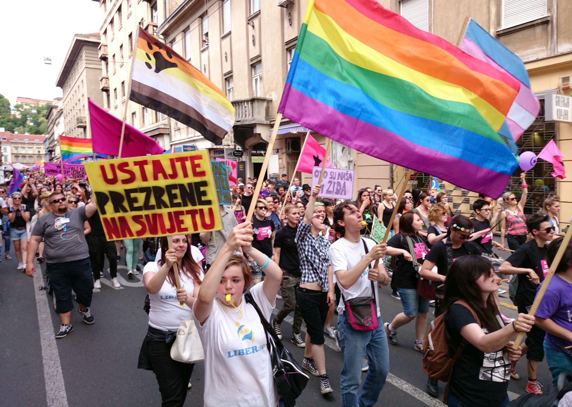 Zagreb, 14.06.2014 - Uz bubnjanje i zvidanje, toèno u 15 sati s Trga rtava faizma krenula je 13. zagrebaèka Povorke ponosa koja æe prolazeæi sreditem Zagreba i ove godine upozoriti na neravnopravan i diskriminirajuæi poloaj lezbijki, gejeva, biseksualnih i transrodnih/transseksualnih osoba (LGBT) u Hrvatskoj.
foto FaH/ Dario GREZLJ /ds
