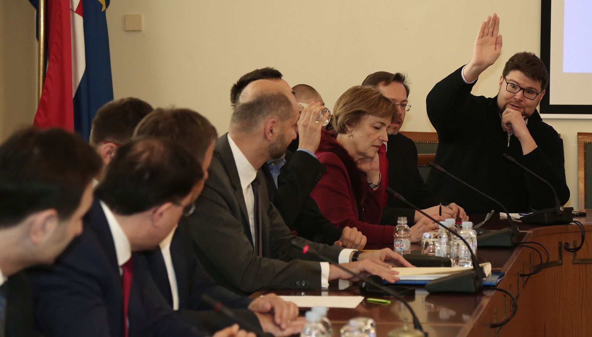 Zagreb, 28.3.2017 - Održana je zajednička sjednica saborskog Odbora za europske poslove, Odbora za gospodarstvo i Odbora za vanjsku politiku na temu "Zajednička trgovinska politika Europske unije". U okviru zajedničke trgovinske politike Europska unija sklapa i međunarodne trgovinske sporazume pa je ta tema osobito aktualna u kontekstu ratifikacije Sveobuhvatnog gospodarskog i trgovinskog sporazuma između EU-a i Kanade (CETA) i rasprave o budućnosti Transatlantskog trgovinskog i investicijskog partnerstva (TTIP). O zajedničkoj trgovinskoj politici govorila je povjerenica Europske komisije za trgovinu Cecilia Malmström. Na fotografiji Peđa Grbin.
foto HINA/ Tomislav PAVLEK /tp