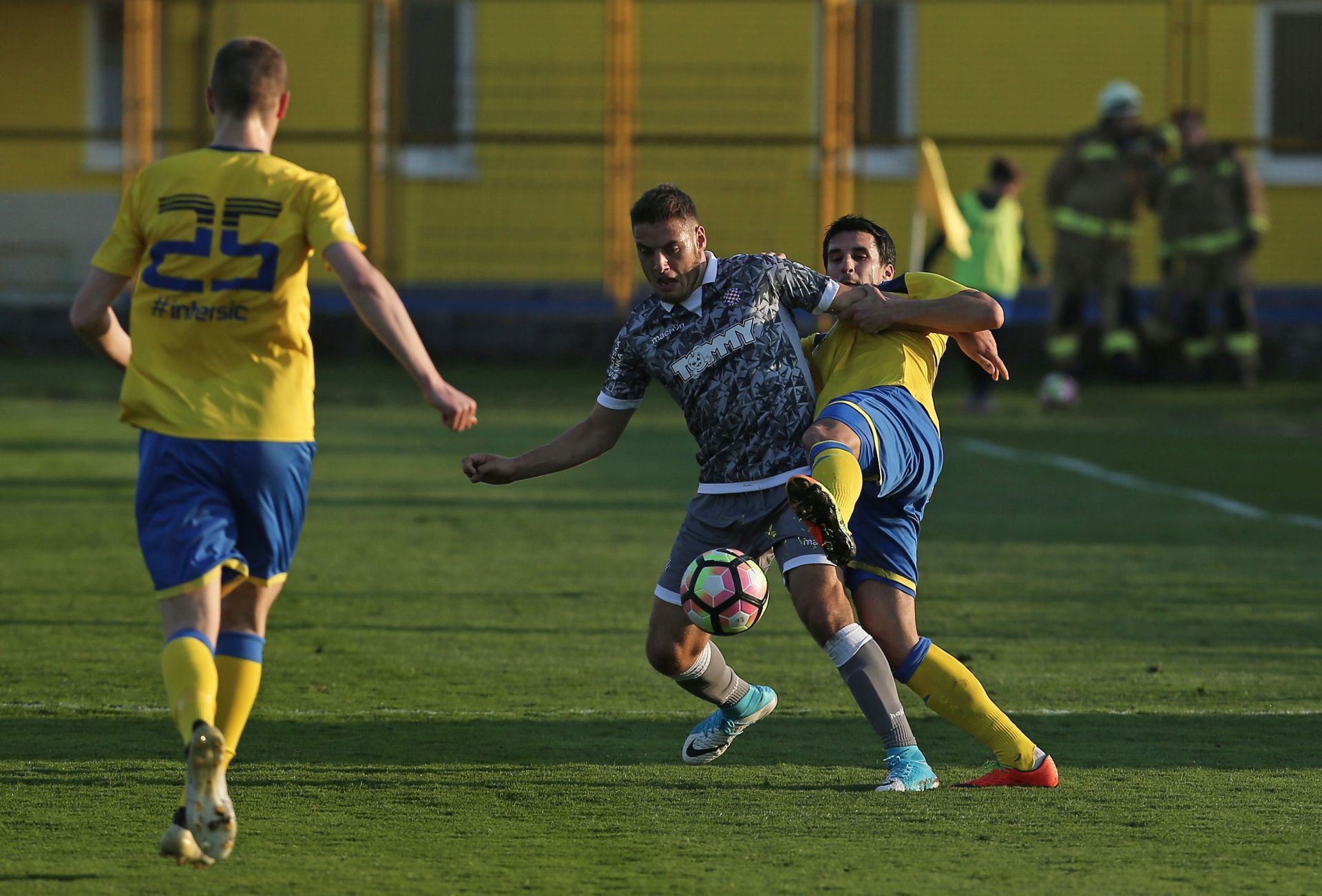 Zagreb, 31.3.2017 - Odigrana je Uutakmica 26. kola Prve HNL  između Intera i Hajduka.Na slici Čale Hrvoje (5) Inter i Vlašić Nikola (8) Hajduk.
foto HINA/ Tomislav PAVLEK /tp