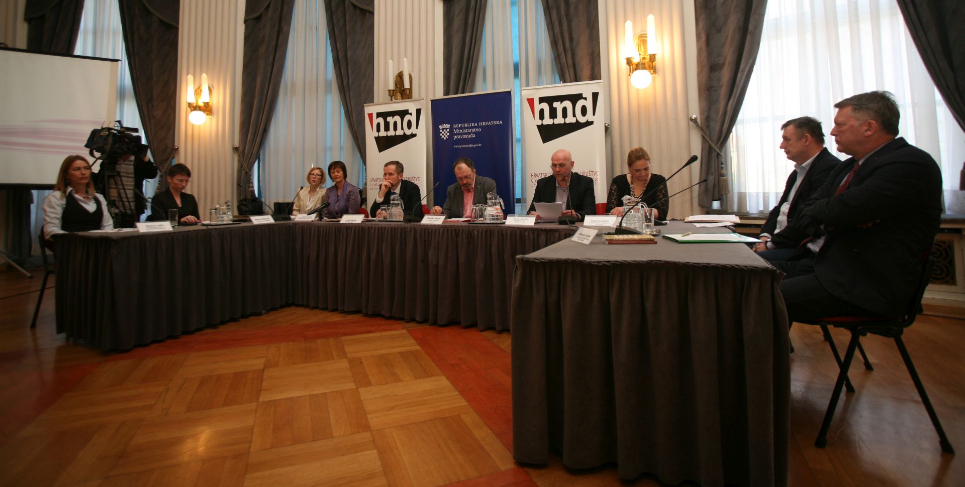 organiziraju okrugli stol "Mediji i pravosuðe". Na fotografiji (L-D) Slavica Lukiæ, Martina Mihordin, NJ. E. Astrid Versto, Ante prlje, Marinko Jurasiæ, Saa Lekoviæ,  Maja Grubiin, Duan Milju i Miroslav Roac.  foto HINA /Zvonimir KUHTIÆ/ zk