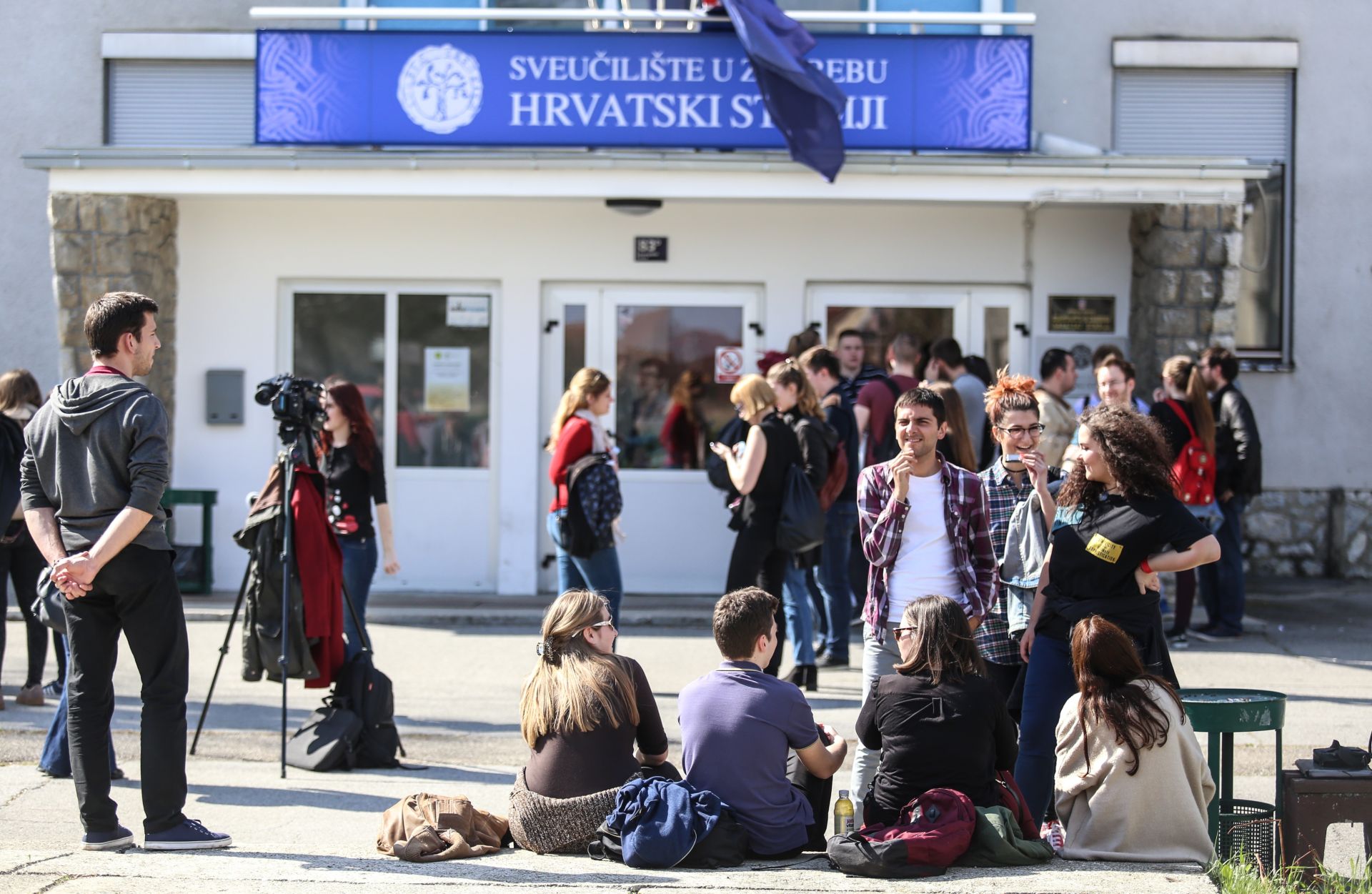 20.03.2017., Zagreb - Zbog izglasavanja nulte upisne kvote za studij filozofije na Hrvatskim studijima, dio studenata odlucio je krenuti u blokadu nastave. Oko 350 okupljenih studenata tu je odluku donijelo jutros na Studentskom saboru. U kampusu je i policija koja prati sto se zbiva. 
Photo: Igor Soban/PIXSELL