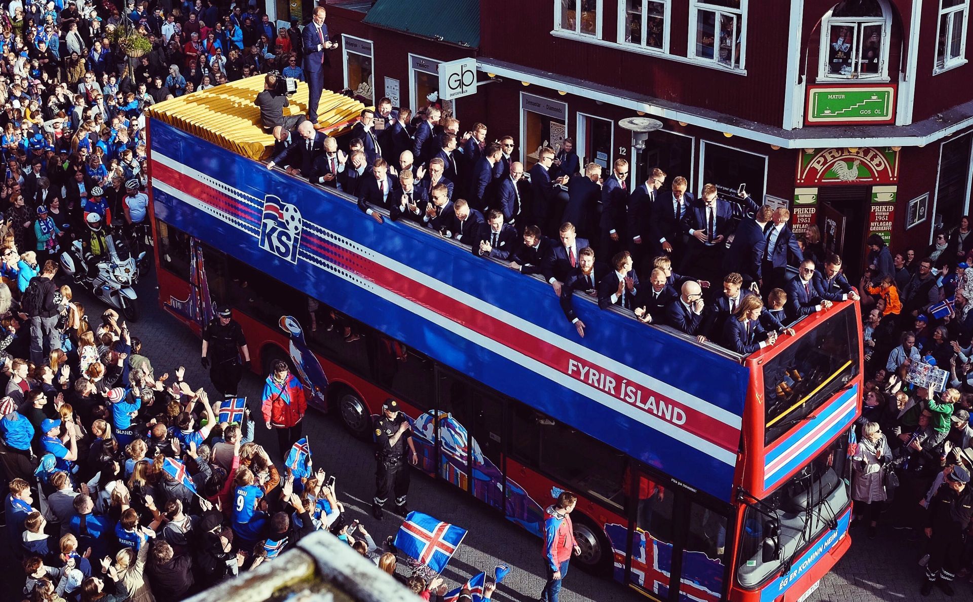 epa05407944 Iceland national soccer team players celebrate with fans during an open top bus parade through Reykjavik, Iceland, 04 July 2016. The Icelandic team returned to Reykjavik after losing 2-5 to France in the UEFA EURO 2016 quarter final match at Stade de France in Saint-Denis, France, 03 July 2016.  EPA/ASGEIR VALGERDARSON ICELAND OUT