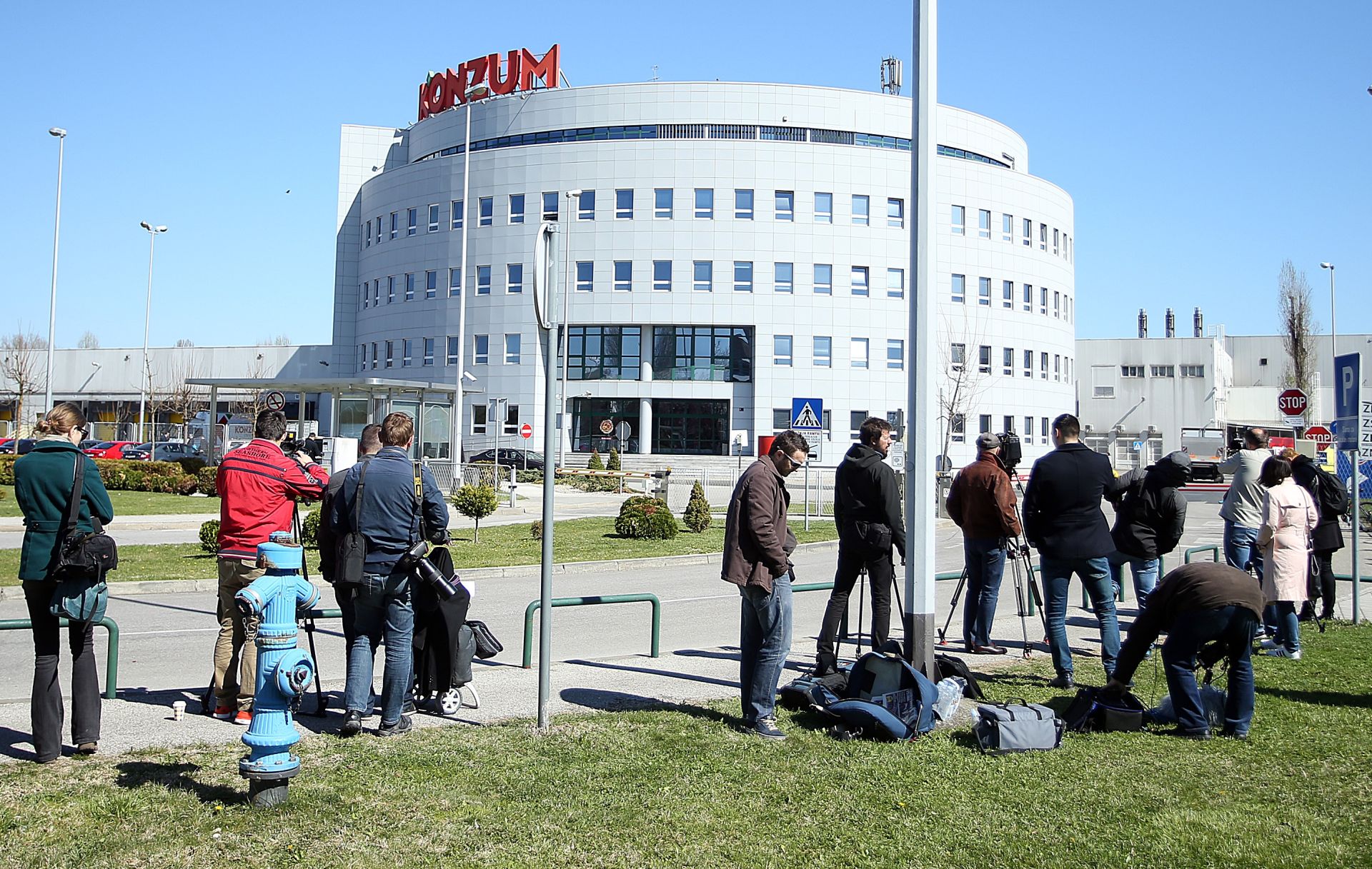 27.03.2017., Zagreb - Sjediste tvrtke Konzum, Marijana Cavica 1a, Upravna zgrada. Sastanak Uprave Konzuma sa dobavljacima. Odlazak sa sastanka. 
Photo: Goran Stanzl/PIXSELL
