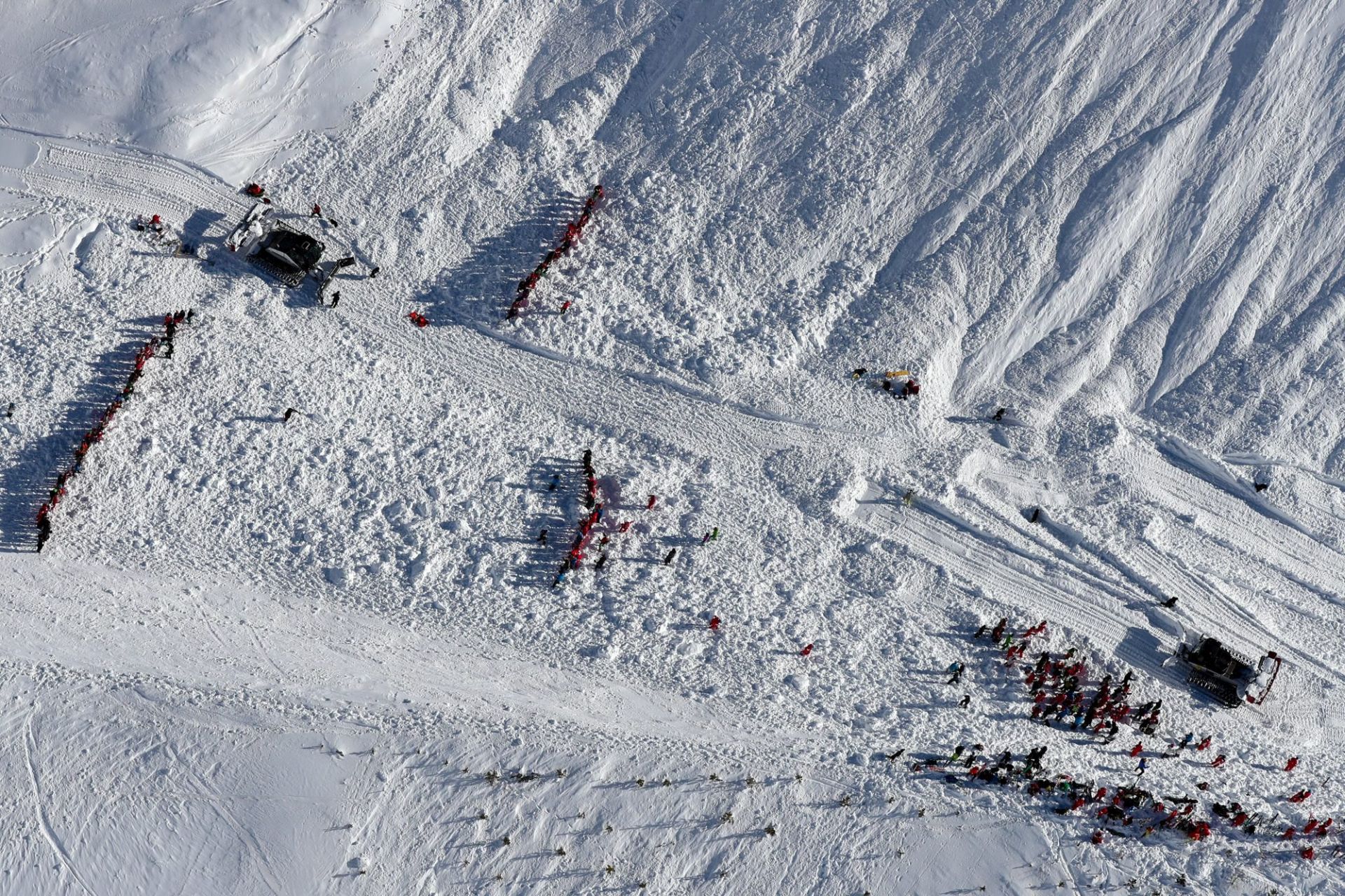 epa05791213 An aerial view of rescue crews working to search for victims of an avalanche near the French ski resort of Tignes, Rhone-Alpes region, France, 13 February 2017. At least four people died in the French Alps on 13 February when an avalanche engulfed nine people who were in an off-piste area near the ski resort of Tignes, the local rescue services were reported as saying.  EPA/SYLVAIN MUSCIO/PHOTOPQR/LE DAUPHINE FRANCE OUT