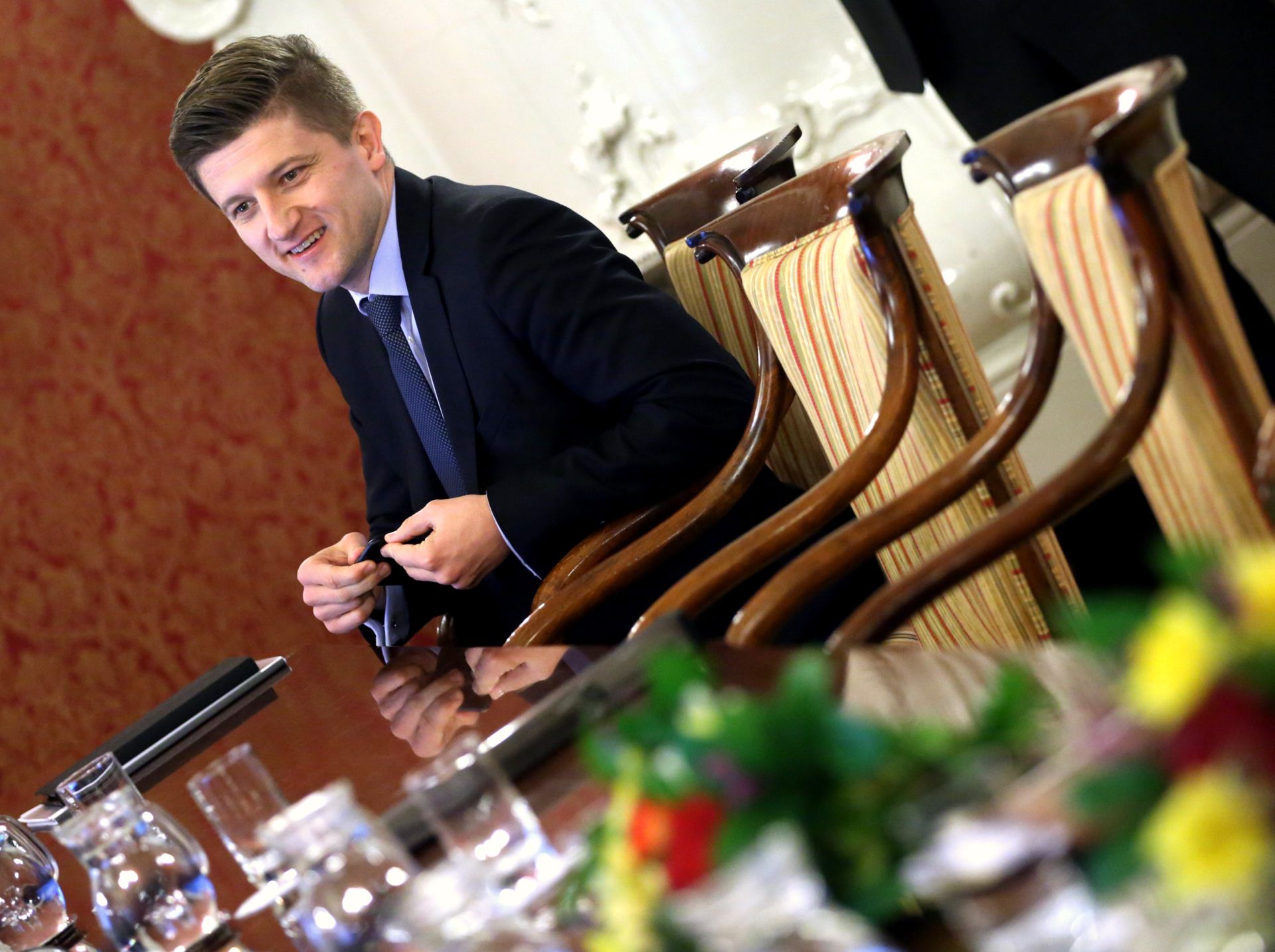 Zagreb, 08.03.2017. - Sjednica Vlade Republike Hrvatske. Povodom Dana ena ministrice i djelatnice Struène slube Vlade doèekalo je cvijeæe. Na fotografiji ministar Zdravko Mariæ. 
foto HINA/ Lana SLIVAR DOMINIÆ/ lsd