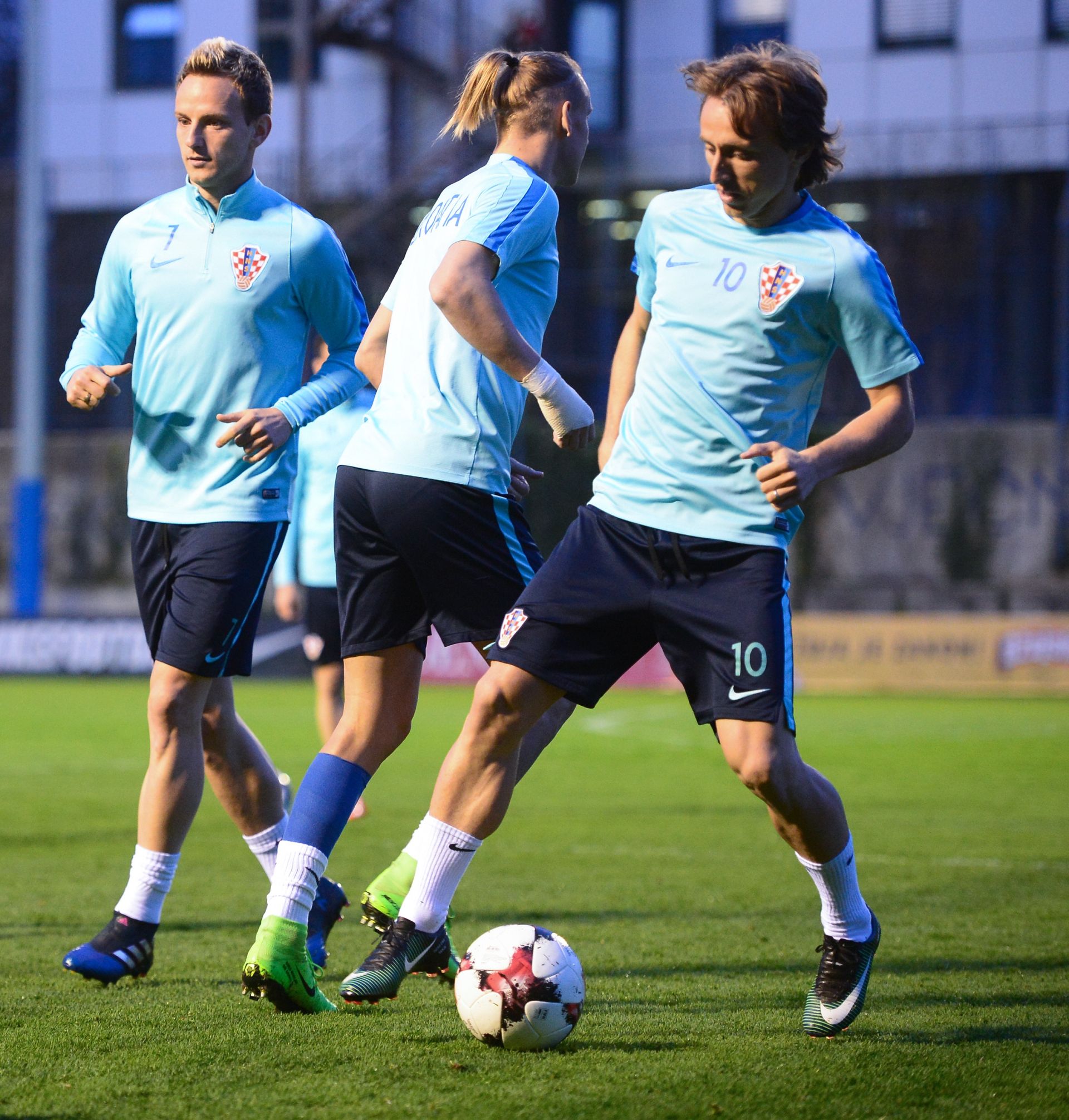 22.03.2017., Zagreb -  Trening hrvatske nogometne reprezentacije uoci kvalifikacijske utakmice za Svjetsko prvenstvo u Rusiji s Ukrajinom. Ivan Rakitic i Luka Modric. Photo: Marko Prpic/PIXSELL