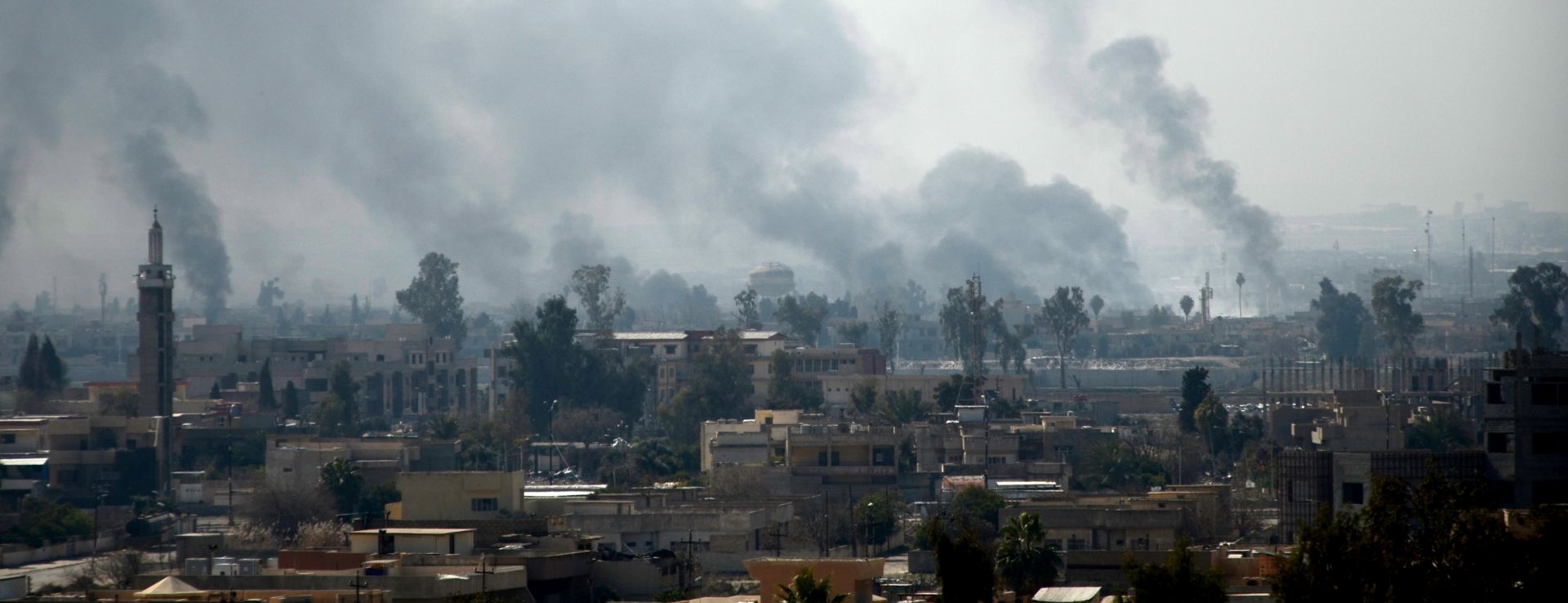 epa05812803 A general view for smoke clouds rising from the western part of Mosul city, Iraq, 24 February 2017. Iraqi military forces on 18 February started an offensive to regain control over the Western part of Mosul city from the Islamic State (IS). The eastern half of the city was completely liberated from the IS militants at the end of January.  EPA/STR