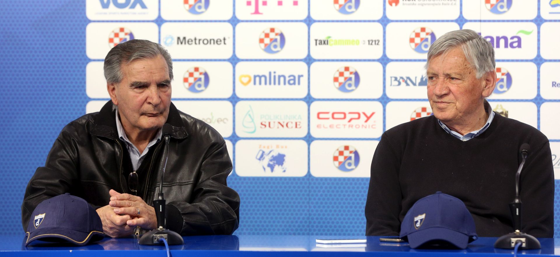 Zagreb, 29.3.2017 - Konferencija za medije povodom početka akcije obilježavanja pola stoljeća od osvajanja jedinog europskog trofeja u povijesti hrvatskog klupskog nogometa. Konferenciji su prisustvovali Zlatko Škorić (D) i Krasnodar Rora (L), igrači čuvene generacije Dinama koja je 1967. godine osvojila Kup velesajamskih gradova. 
Foto HINA/ Dario GRZELJ/ dag