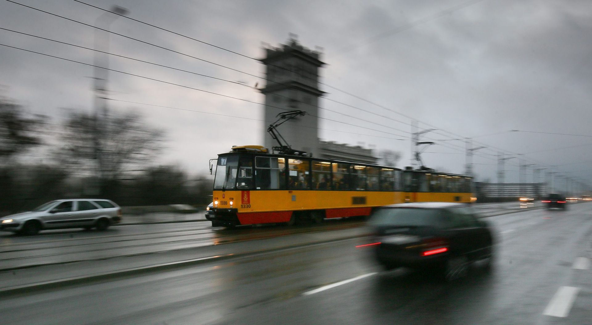 epa05675493 A view on the traffic on the Poniatowski Bridge in Warsaw, Poland, 14 December 2016. Masovian Inspectorate of Environmental Protection forecasted that on Thursday 15 December air quality in the afternoon and evening will deteriorate caused by adverse weather conditions, temperature drop and very low wind speed. Therefore the Warsaw's authorities announced 15 December as a day of free public transport.  EPA/PAWEL SUPERNAK POLAND OUT