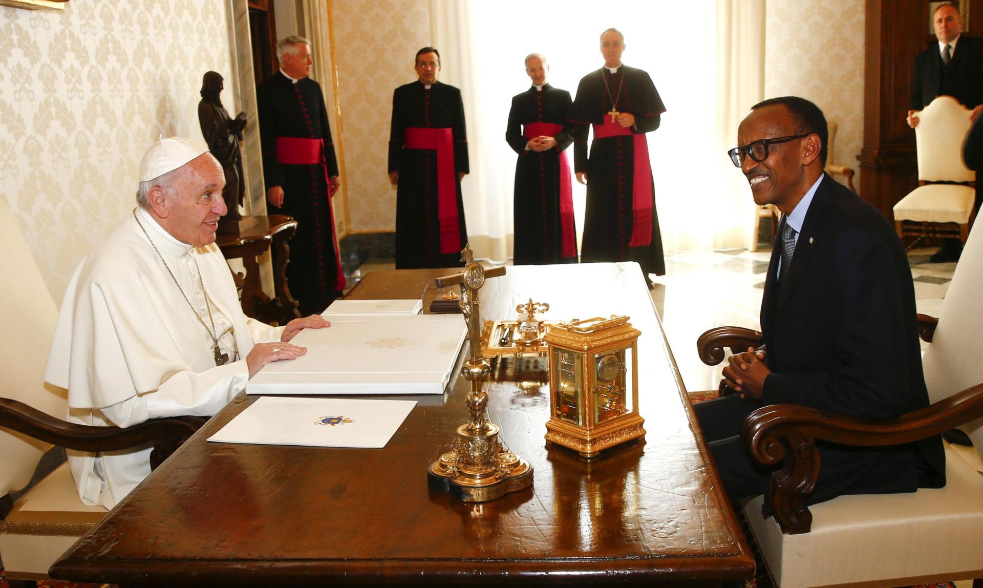 epa05859551 Pope Francis talks with Rwandan President Paul Kagame during a private meeting at the Vatican, 20 March 2017.  EPA/TONY GENTILE / POOL