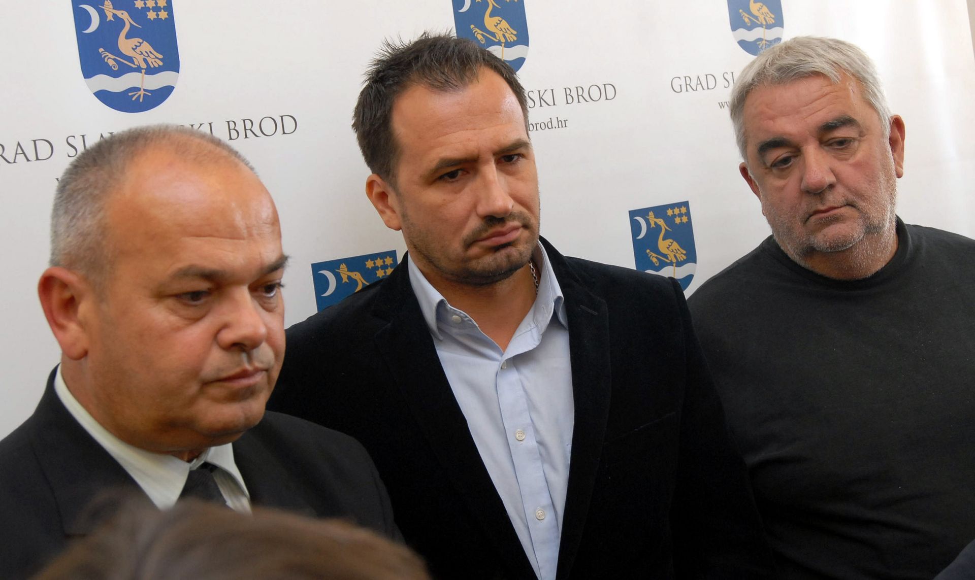 07.11.2012., Slavonski Brod - Predstavnici Hrvatskog helsinskog odbora razgovarali su s gradonacelnikom Mirkom Dusparom te su se upoznali s detaljima alarmantnog stanja zagadjenosti zraka koje se povezuje s radom Rafinerije nafte iz Bosanskog Broda.
Photo: Ivica Galovic/PIXSELL