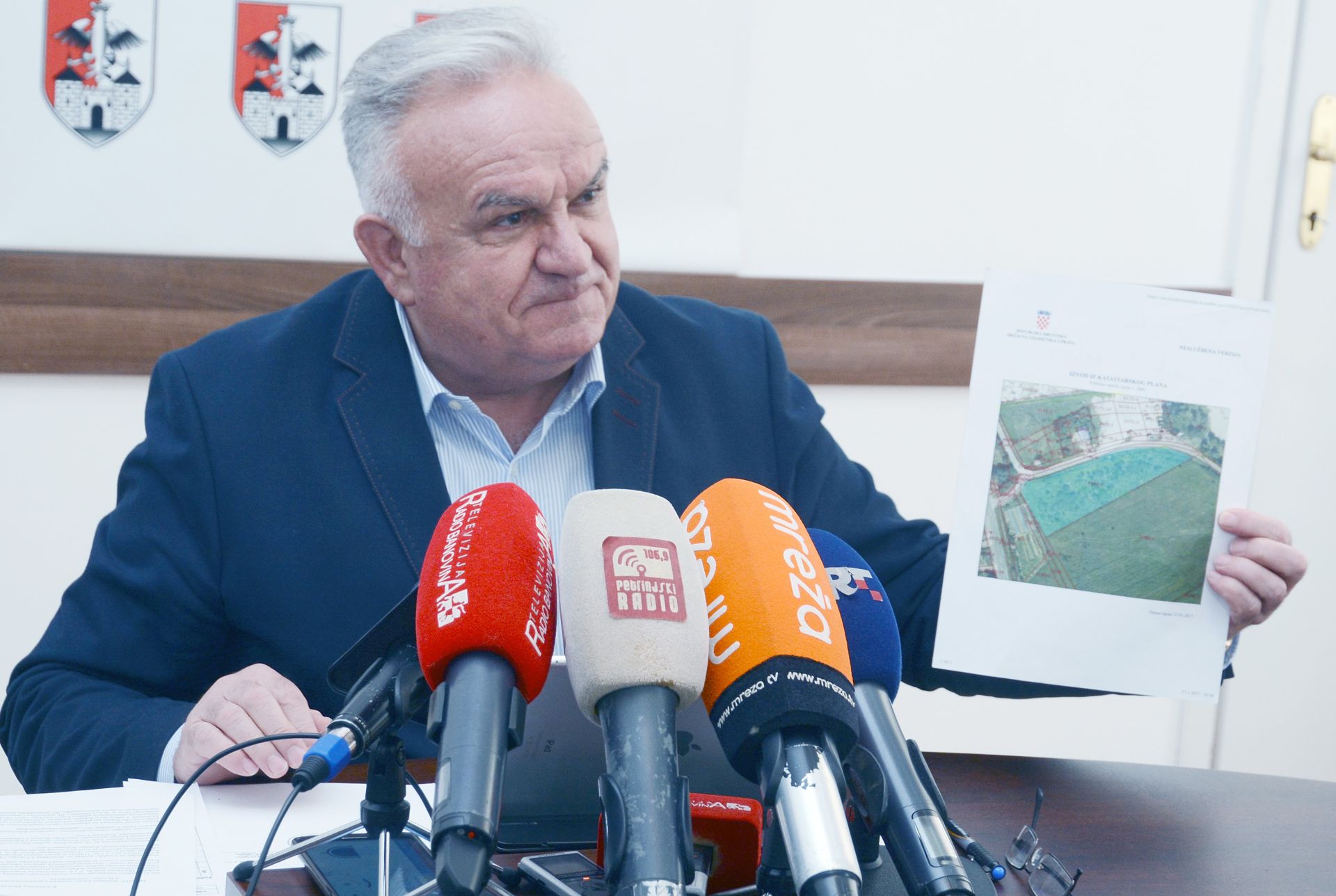 27.02.2017., Petrinja - Petrinjski gradonacelnik Darinko Dumbovic na konferenciji za medije najavio je podizanje kaznene prijave protiv svoje zamjenice Svjetlane Lazic. 
Photo: Nikola Cutuk/PIXSELL