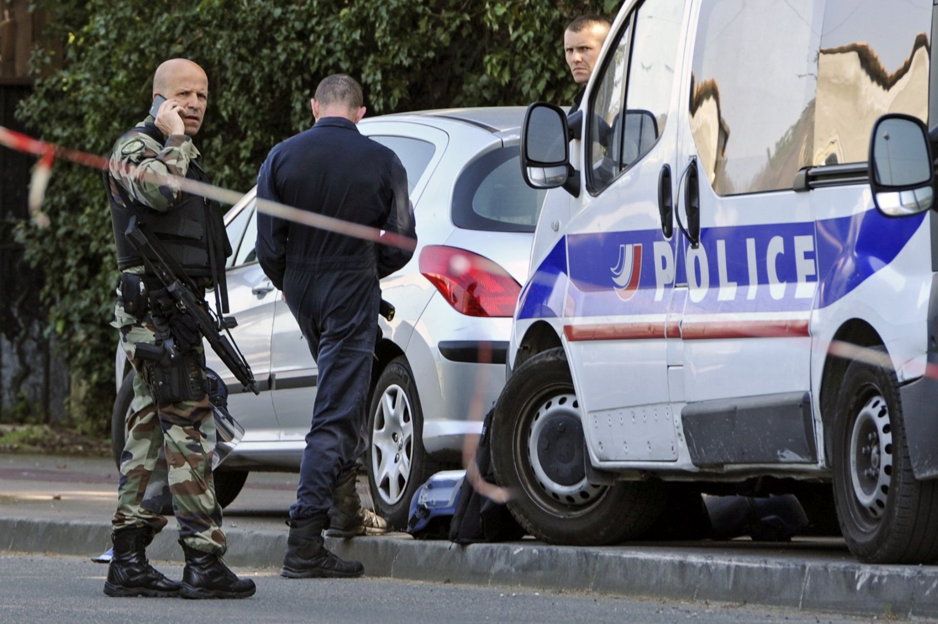 epa05852267 Police forces at the scene of a shooting at Lycee Alexis de Tocqueville school in Grasse, near Cannes, southern France, 16 March 2017. According to reports, several people were injured after at least one man opened fire in the Lycee Alexis de Tocqueville school. French authorities issued a terror alert in line with the country having been under a state of emergency since 18 months.  EPA/OLIVIER ANRIGO