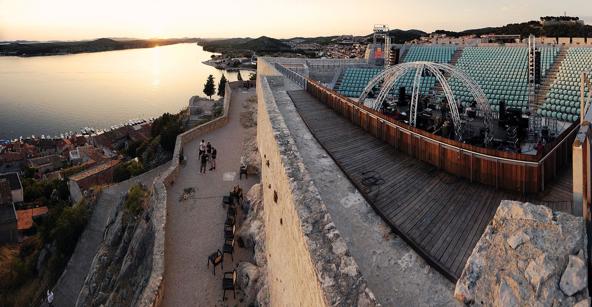ibenik, 17.7.2014. - Buduæi da je koncert amerièkog indie rock benda The National zakazan za 2. kolovoza na ibenskoj tvrðavi Svetog Mihovila u sklopu prvog izdanja SuperUho Festivala nedavno rasprodan, organiziran je dodatni, novi koncert i to 1. kolovoza u istoj tvrðavi, svega dva mjeseca nakon njenog otvaranja.
Foto Fah/ edno Uho/i