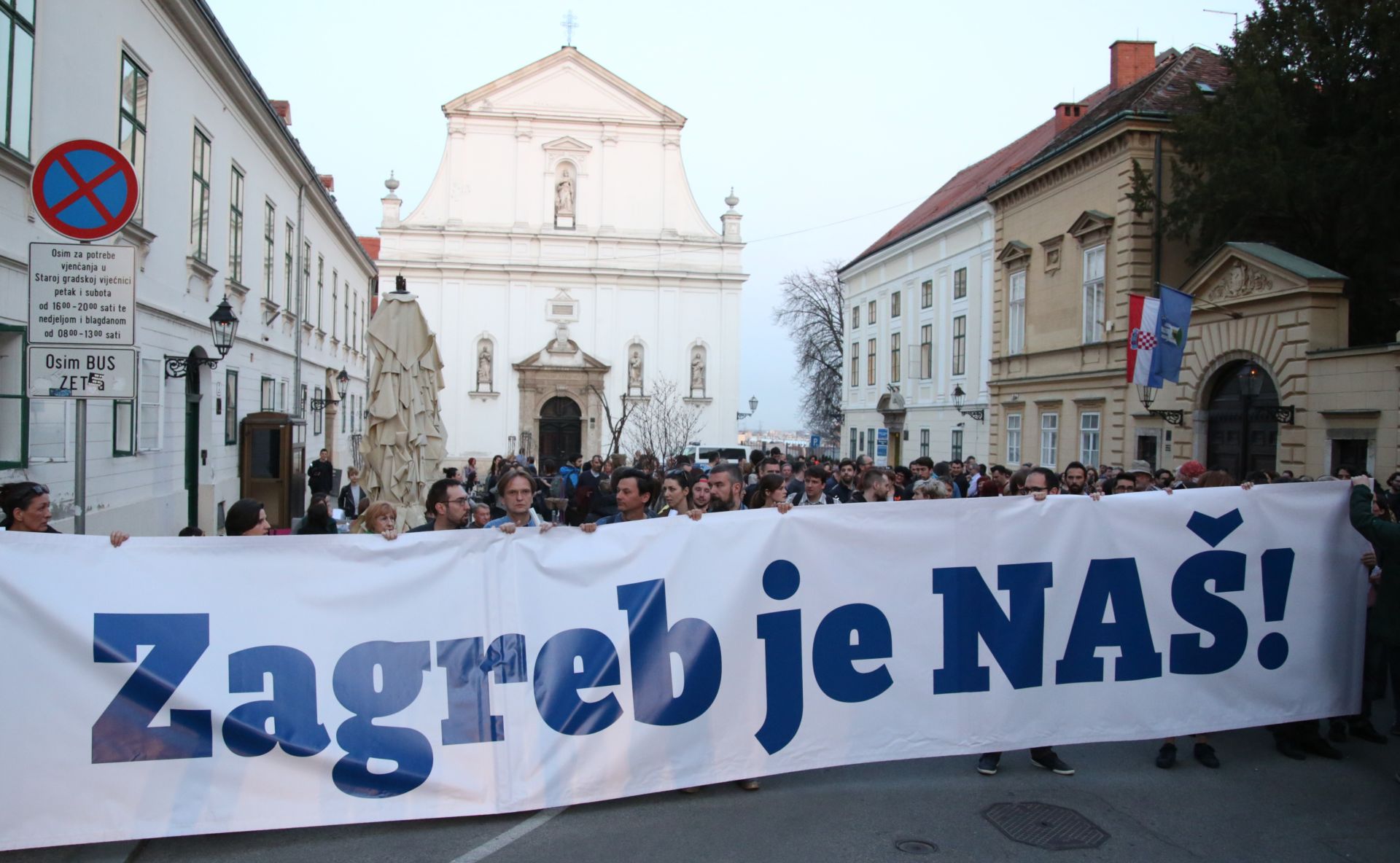 Zagreb, 21.03.2017. - Politièka platforma "Zagreb je na!" je ispred zgrade Gradske skuptine javno predstavila svoj proglas kojim su poruèili kakav grad ele i za kakav grad æe se boriti na izborima. Okupljanje je zapoèelo na Katarinskom trgu (na fotografiji).
foto HINA/ Lana SLIVAR DOMINIÆ/ lsd