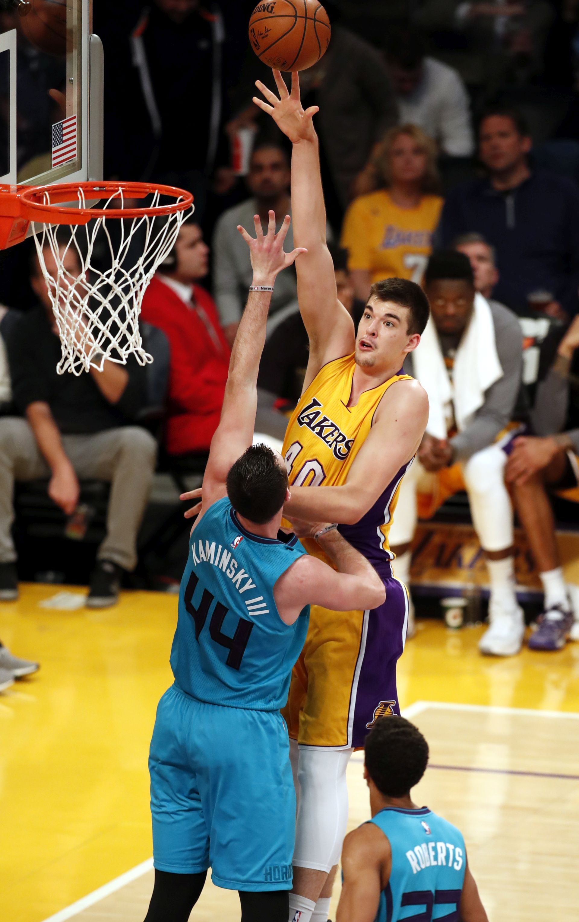 epa05822027 Los Angeles Lakers center Ivica Zubac (R) of Croatia shoots over Charlotte Hornets center Frank Kaminsky III (L) in the first half of their NBA game at Staples Center in Los Angeles, California, USA, 28 February 2017.  EPA/MIKE NELSON