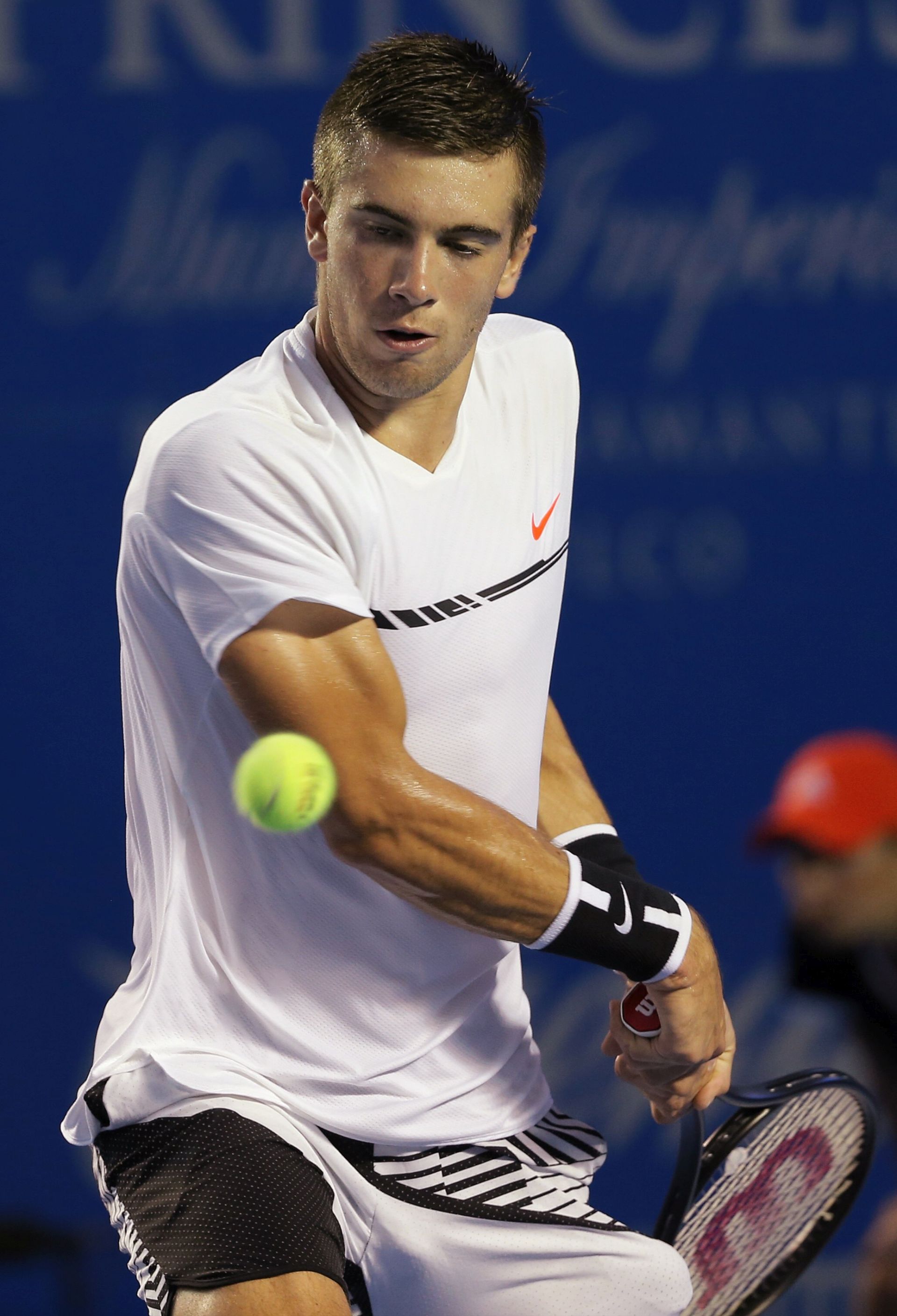 epa05823864 Borna Coric of Croatia in action against Marin Cilic of Croatia during their men's singles match at the Mexican Open Tennis tournament in Acapulco, Mexico, 01 March 2017.  EPA/JOSE MENDEZ