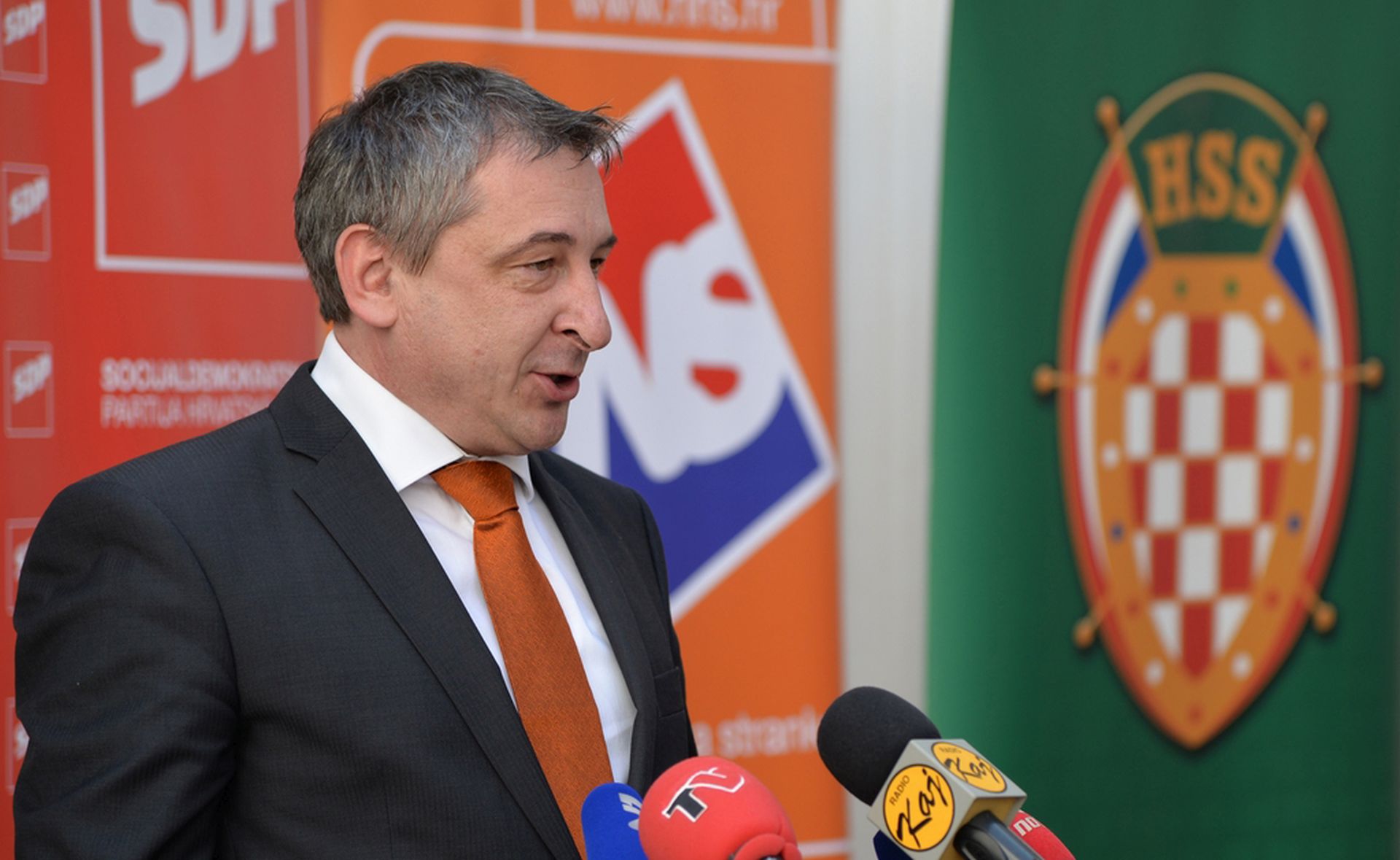 Varadin, 21.3.2017 - Èelnici SDP-a, HNS-a, HSS-a, HSU-a i Hrvatskih laburista u utorak su u Varadinu nazoèili potpisivanju koalicijskog sporazuma za predstojeæe lokalne izbore u Varadinskoj upaniji i Gradu Varadinu. Na slici Predrag tromar.
foto HINA/ Sinia KALAJDIJA/ ua