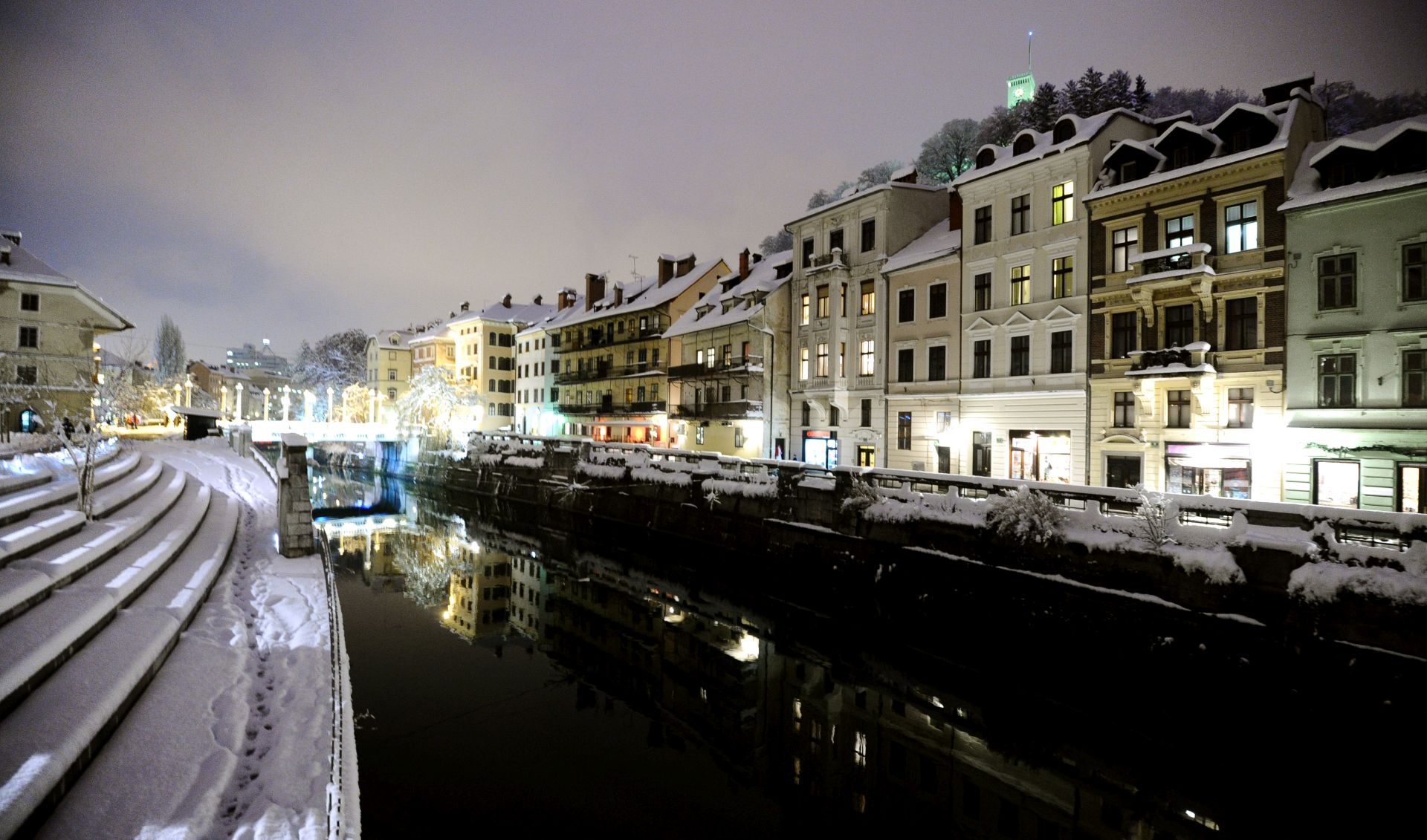 Ljubljana, 04.02.2013 - Tri èetvrtine Slovenaca smatra da bi trebalo ratificirati hrvatski pristupni ugovor s Europskom unijom iako se èini da je za to sve manje moguænosti, tvrdi u ponedjeljak ljubljansko "Delo", pozivajuæi se na rezultate ankete u kojoj je vie od 500 ispitanika odgovaralo na pitanja u vezi s raspletom slovenske politièke krize. Arhivska fotografija od 14.01.2013. godine prikazuje panoramu snijegom prekrivene Ljubljane.
foto FaH/ STA/ Tamino Petelinsek/ ds