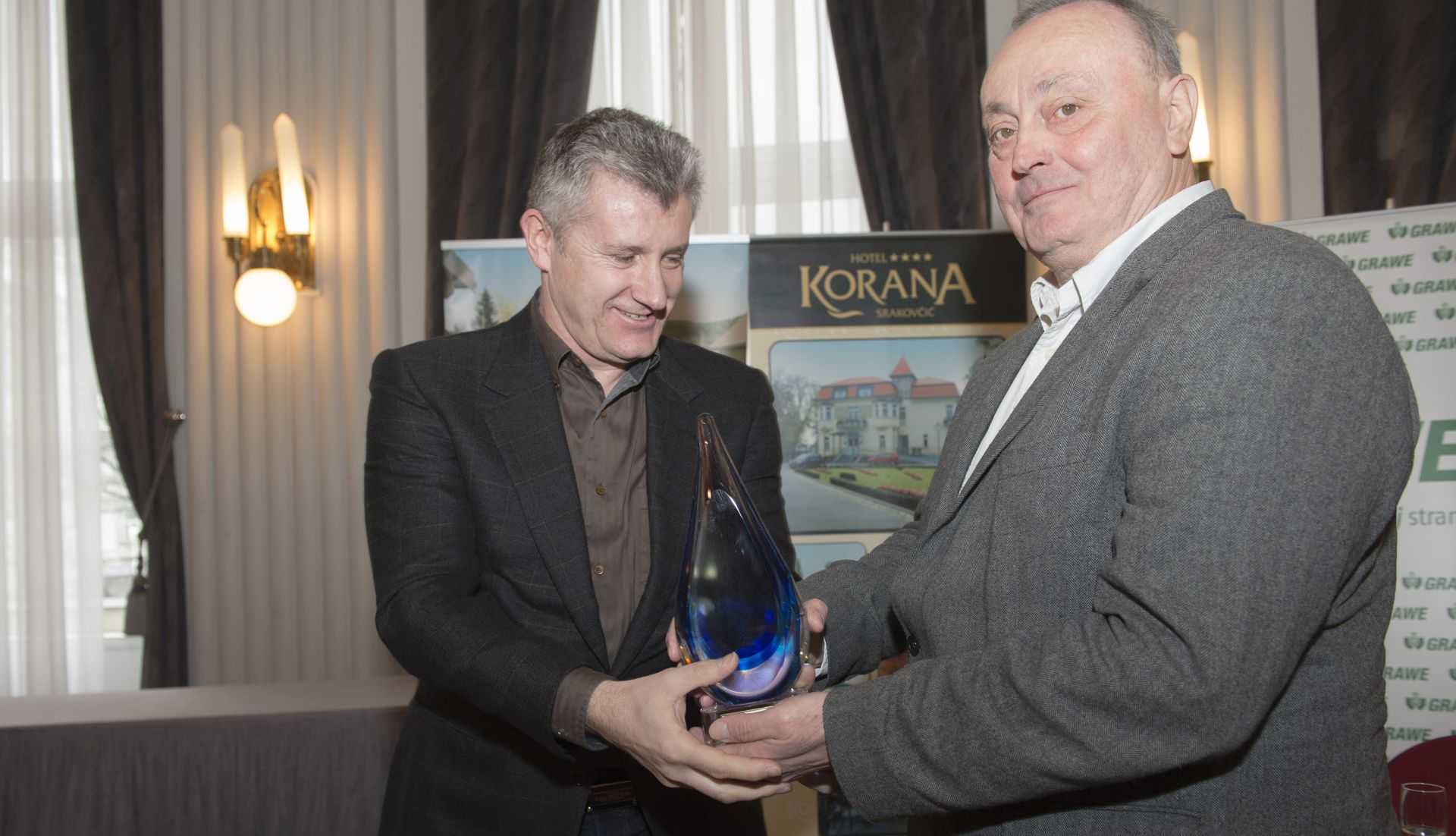 Zagreb, 23.2.2015 - Tomislav idak iz Jutarnjeg lista proglaen je novinarom godine u izboru Hrvatskog zbora sportskih novosti (HZSN), dobitnici nagrada za ivotno djelo su Slavko Cvitkoviæ i Branko Tuðen, dok su posebna priznanja na sveèanosti u Novinarskome domu u Zagrebu dobili novinar HINE Denis Lugariæ i fotoreporter FAH-a Damir Senèar. Na slici Davor uker i Tomislav idak.
foto HINA/ mm