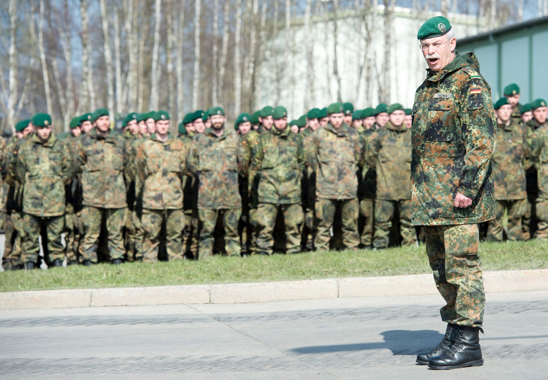 epa04698353 German Bundeswehr Lieutenant General Joerg Vollmer (R) speaks to soldiers with the Armored Infantryman Batallion 371 of the German Armed Forces (Bundeswehr) in the Erzgebirgskaserne barracks in Marienberg, Germany, 10 April 2015. An alarm response practice trial was conducted in the context of the drill 'Noble Jump 2015' for the Very High Readiness Joint Task Force (VJTF).  EPA/PETER ENDIG