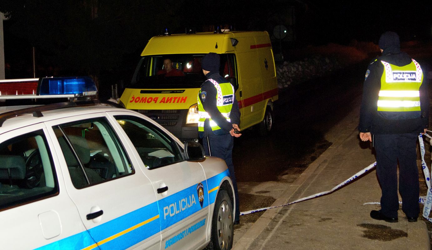Slavonski Brod, 26.04.2013 - Tri 15-godinje djevojke na koje je sinoæ na pjeaèkoj stazi u Slavonskom Brodu BMW-om naletio 19-godinjak i dalje su ivotno ugroene, doznaje se od lijeènika koji su ih operirali. Arhivska fotografija, ilustracija od 5.3.2013. godine prikazuje pripadnike policije i hitne pomoæi na oèevidu.
foto FaH/ Mladen VOLARIÆ/ ds