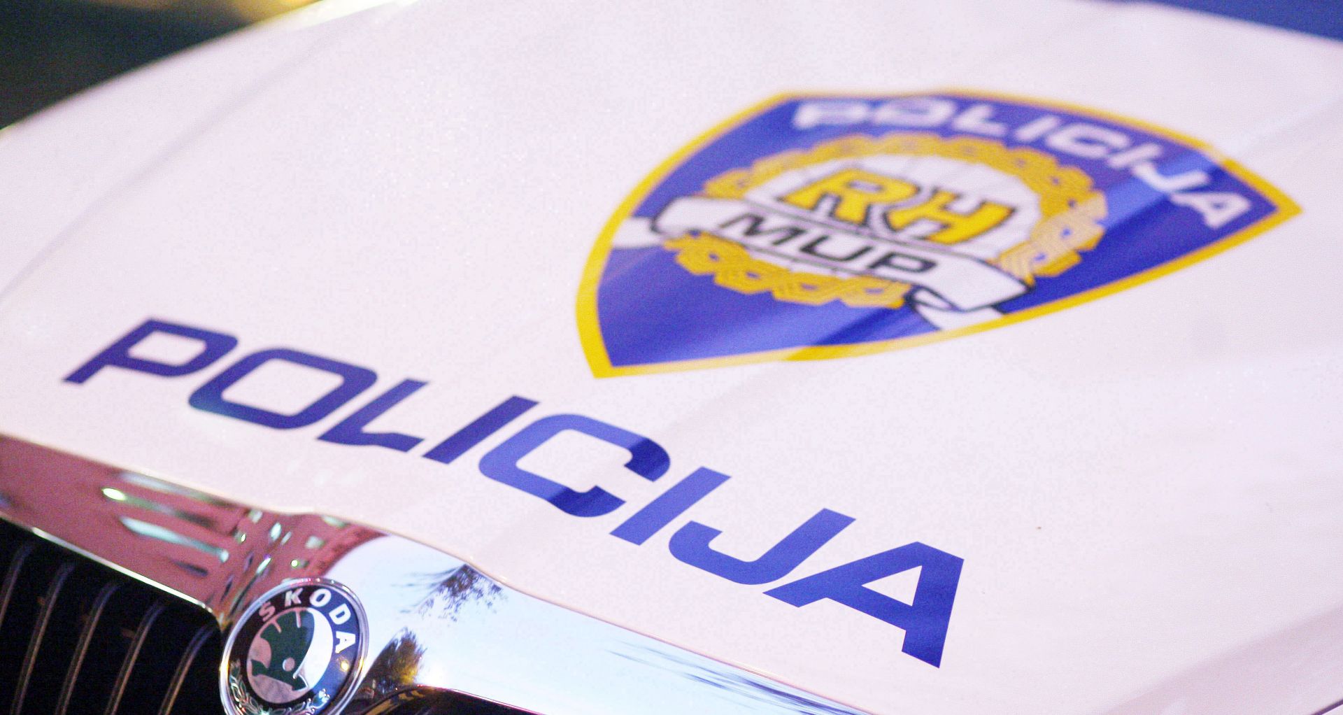 Pula, 3.5.2015. - Puljanin (40) kojeg je u nedjelju ujutro u sreditu Pule noem ubo godinu dana mlaði mukarac prevezen je u bolnicu s tekim tjelesnim ozljedama, a policija je ubrzo privela osumnjièenog. Arhivska fotografija od dana 12.10.2011. godine prikazuje policijski automobil.
foto HINA/ Damir SENÈAR/ mm