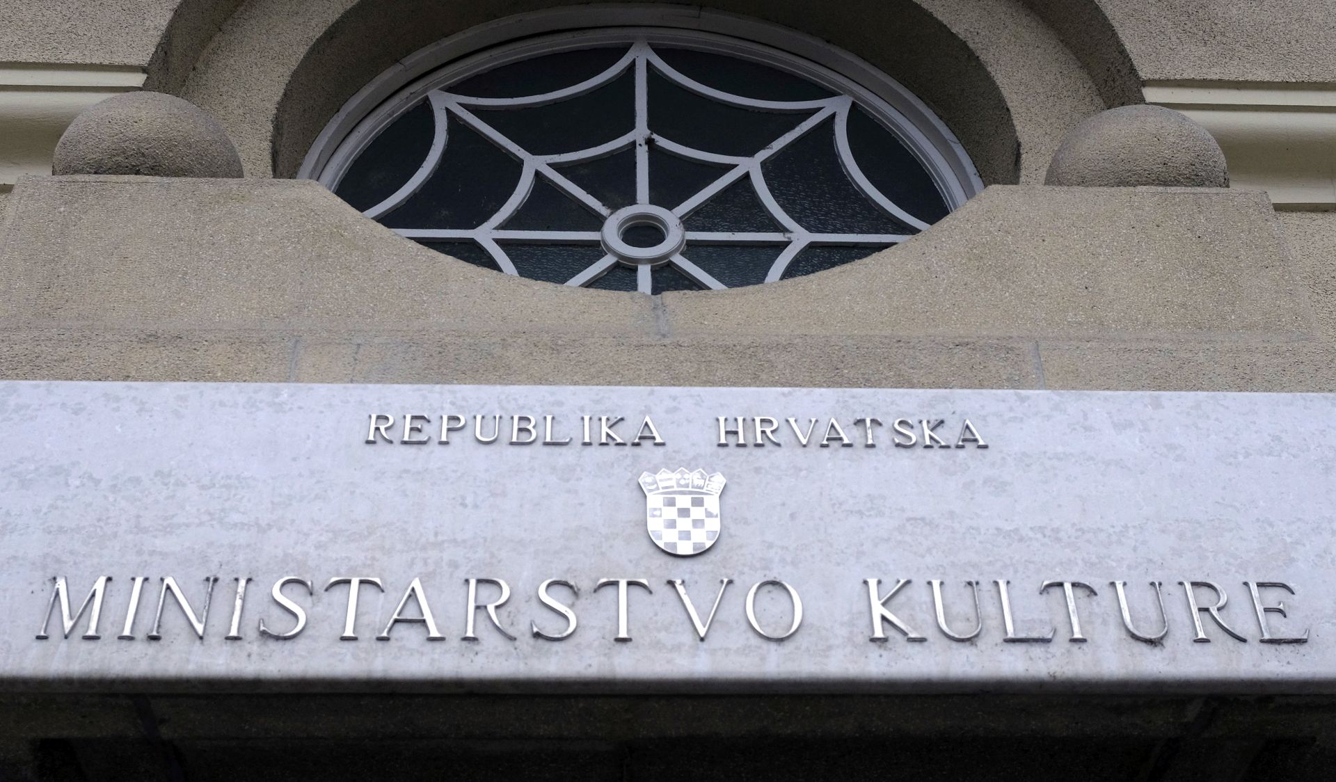 Zagreb, 22.7.2015. - Dobitnik Nagrade "Vicko Andriæ" za ivotno djelo ugledni je profesor Tomislav Marasoviæ, koji je izvanrednim doprinosom i radom na zatiti kulturne batine obiljeio vrijeme u kojem je djelovao, a njegova djela ostaju trajno dobro Republike Hrvatske, izvijestilo je u srijedu Ministarstvo kulture. Na fotografiji ploèa na ulazu u Ministarstvo kulture.
foto HINA / Ivan ARAVANJA / mm