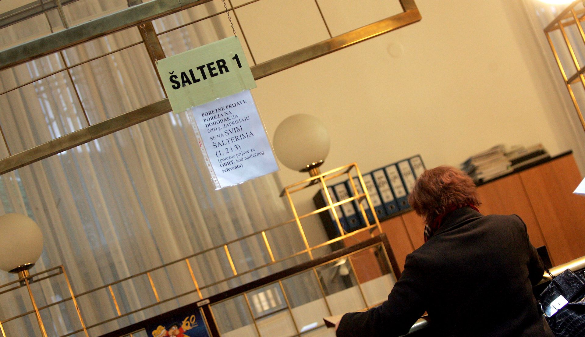 Zagreb, 07.08.2012 - Arhivska fotografija od dana 01.03.2010. godine prikazuje alter za predaju godinjih poreznih prijava na dohodak za 2009. godinu. USKOK je podigao optunicu protiv Karlovèanke koja je kao zaposlenica Porezne uprave na krivotvorenim nalozima za povrat poreza "zaradila" vie od 73 tisuæe kuna. 
foto FaH/ Denis CERIÆ/ t
