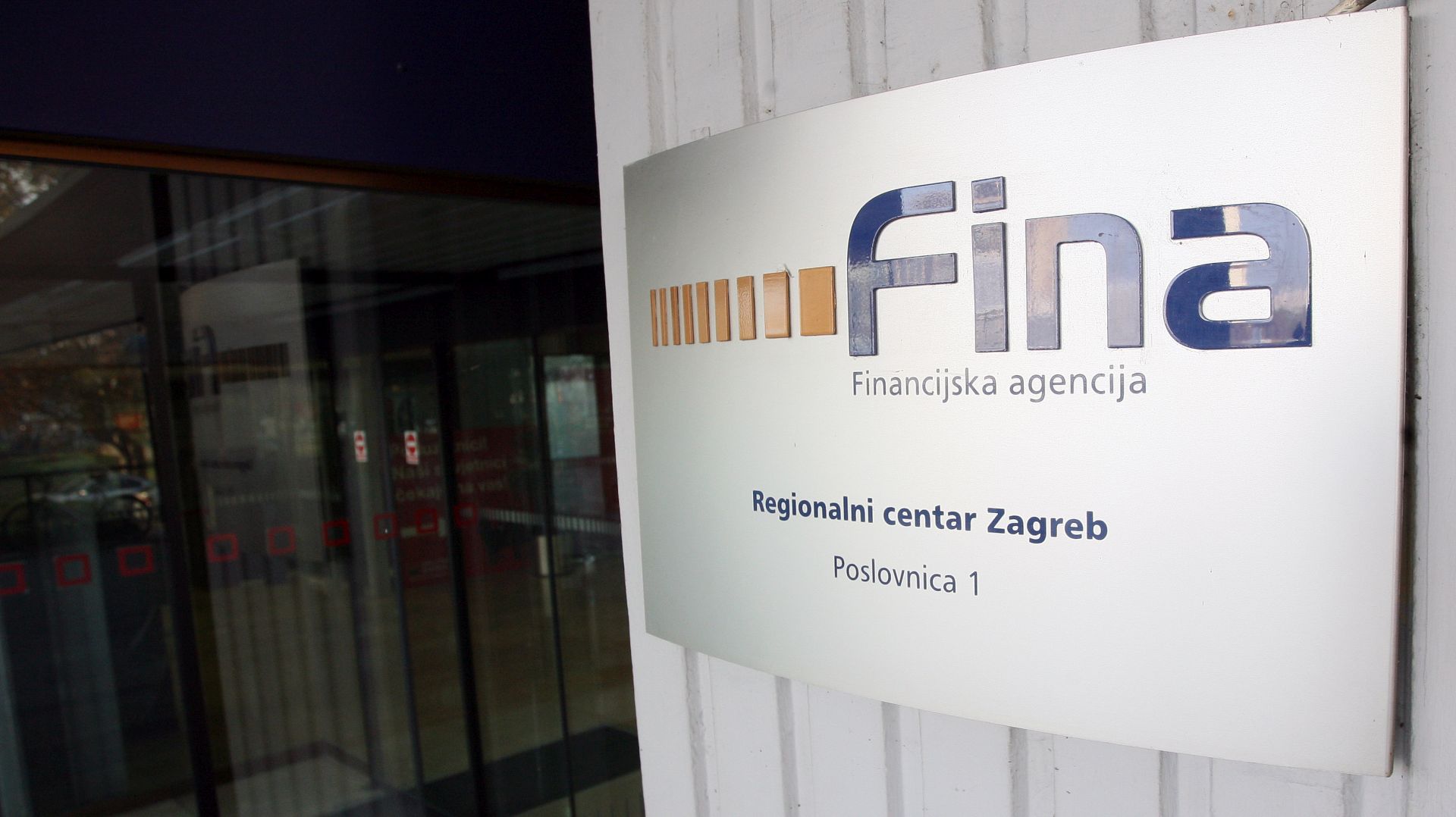Zagreb, 16.11.2011 - Ulaz u poslovnicu FINA-e u Vukovarskoj ulici u Zagrebu. Preraðivaèka industrija u prvoj je polovici ove godine poslovala s najveæom bruto dobiti meðu pojedinim djelatnostima te je po visini bruto dobiti nakon tri godine preuzela primat od trgovine, pokazuju podaci Financijske agencije o rezultatima poslovanja hrvatskih poduzetnika u prvom ovogodinjem polugoditu.
foto FaH/ Damir SENÈAR /ds