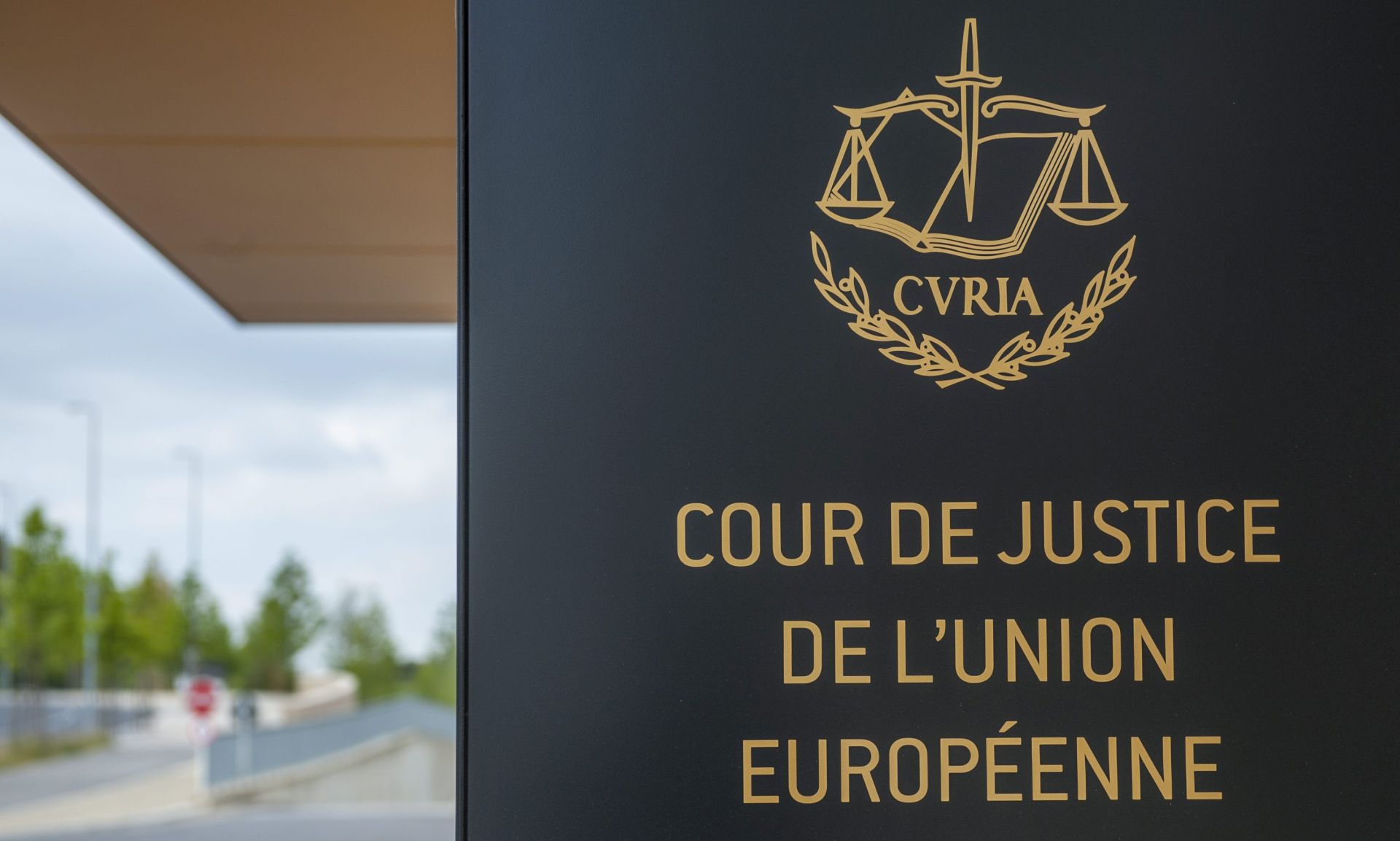 epa04964639 (FILE) A file picture dated 25 June 2014 of the European Court of Justice's (ECJ) entrance building prior to the hearing of the Shepherd case in Luxembourg. The European Court of Justice (ECJ) on 05 October 2015 is to announce a verdict in the case of Schrems v Data Protection Commissioner of Ireland over Schrems's claims that his privacy data was allegedly violated Facebook within the scope of NSA mass surveillance programs. Austrian activist Schrems is suing for damages against the US firm on behalf of 25,000 Facebook users, arguing that Facebook collects and uses private data without adequate consent from users. Schrems also charges that Facebook has provided data to the National Security Agency (NSA), the US digital intelligence unit.  Europska komisija je u četvrtak prijavila Hrvatsku Sudu EU-a jer još nije u svoje zakonodavstvo prenijela direktivu o hipotekarnim kreditima.

 Direktiva o hipotekarnim kreditima, donesena 2014., a koju su zemlje članice do 21. ožujka 2016. trebale prenijeti u svoja zakonodavstva, prihvaćena je kako bi se izbjeglo ponavljanje krize s napuhavanjem balona na tržištu nekretnina. 
 Europska komisija predložila je te mjere u ožujku 2011. kako bi europski potrošači koji kupuju stan ili kuću na kredit bili bolje informirani o rizicima, nakon krize loših hipotekarnih kredita u Sjedinjenim Državama koja je izazvala svjetsku financijsku krizui.
 Ta direktiva trebala bi riješiti  probleme kao što su neodgovorno ponašanje zajmodavaca i zajmoprimaca, obmanjujuće oglašavanje i marketing i nedostatne predugovorne informacije.
  Glavne odredbe direktive uključuju pravila postupanja za davatelje kredita, primjerice obvezu procjene kreditne sposobnosti potrošača i obvezu objavljivanja informacija, znanja i kompetencije osoblja, odredbe o određenim aspektima hipotekarnih kredita kao što su prijevremena otplata, zajmovi u stranoj valuti, praksa vezanja usluga, financijsko obrazovanje, procjena nekretnina, dospjele neplaćene obveze i ovršni postupak te putovnice EU-a za kreditne posrednike koji ispunjavaju uvjete za uvrštenje u vlastitoj državi članici. 
 Osim Hrvatske, Komisija je prijavila sudu i Cipar, Portugal i Španjolsku.
 Budući da države članice tu direktivu nisu provele, potrošači u tim državama članicama ne mogu pri ugovaranju hipotekarnih kredita ili u slučaju poteškoća s otplatom ostvariti zaštitu koja je njome zajamčena. Osim toga, kreditni posrednici ne mogu dobiti putovnicu za svoje poslovne djelatnosti, čime se potrošačima u Hrvatskoj, Portugalu i Španjolskoj te na Cipru onemogućuje pristup potencijalno boljim kreditnim ponudama zajmodavaca koji dolaze izvan tih država članica. Time se ometa tržišno natjecanje, zbog čega se sužava izbor i povisuju cijene, navodi Komisija. 