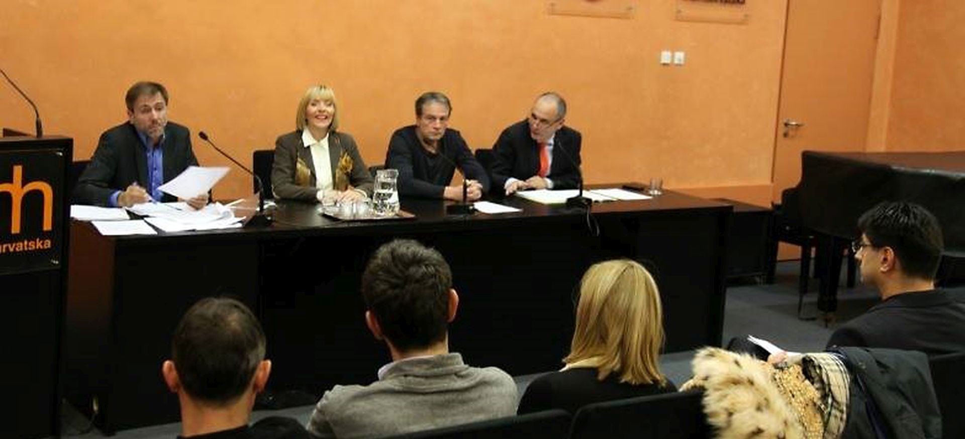 Zagreb, 5.11.2015. - Udruga Hrvatski novinari i publicisti (HNIP) priopæila je u èetvrtak da je na njezinoj izbornoj skuptini za predsjednika HNIP-a izabran Sinia Kovaèiæ, koji je istaknuo kako æe meðu prioritetima biti organiziranje besplatne pravne pomoæi novinarima koji su zbog profesionalnog djelovanja egzistencijalno ugroeni ili profesionalno degradirani, te najavio da æe se HNIP baviti cehovskim pitanjima, a ne jednobojnim politièkim aktivizmom. Na fotografiji Katja Kuec i Marko Juriè (2D).
foto HINA / Hrvatski novinari i publicisti  HNIP / mm