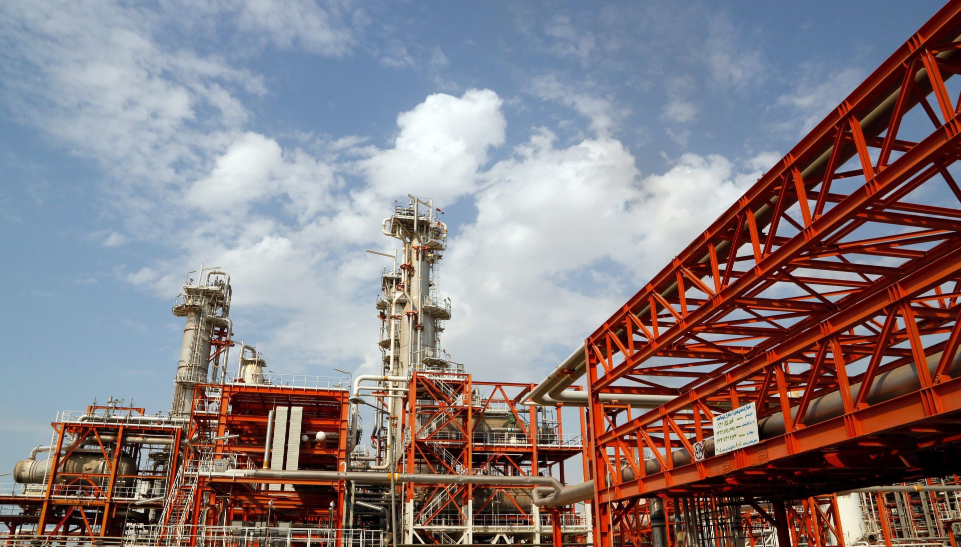 epa05032883 A general view of the South Pars gas field near the southern Iranian port of Assalouyeh, Iran, 19 November 2015. Iran will hold third summit of Gas Exporting Countries Forum (GECF) in Tehran on 23 November 2015, with nine heads of state attending. Iran hope by lifting of the sanctions, it will be able to export its gas to other countries.  EPA/ABEDIN TAHERKENAREH