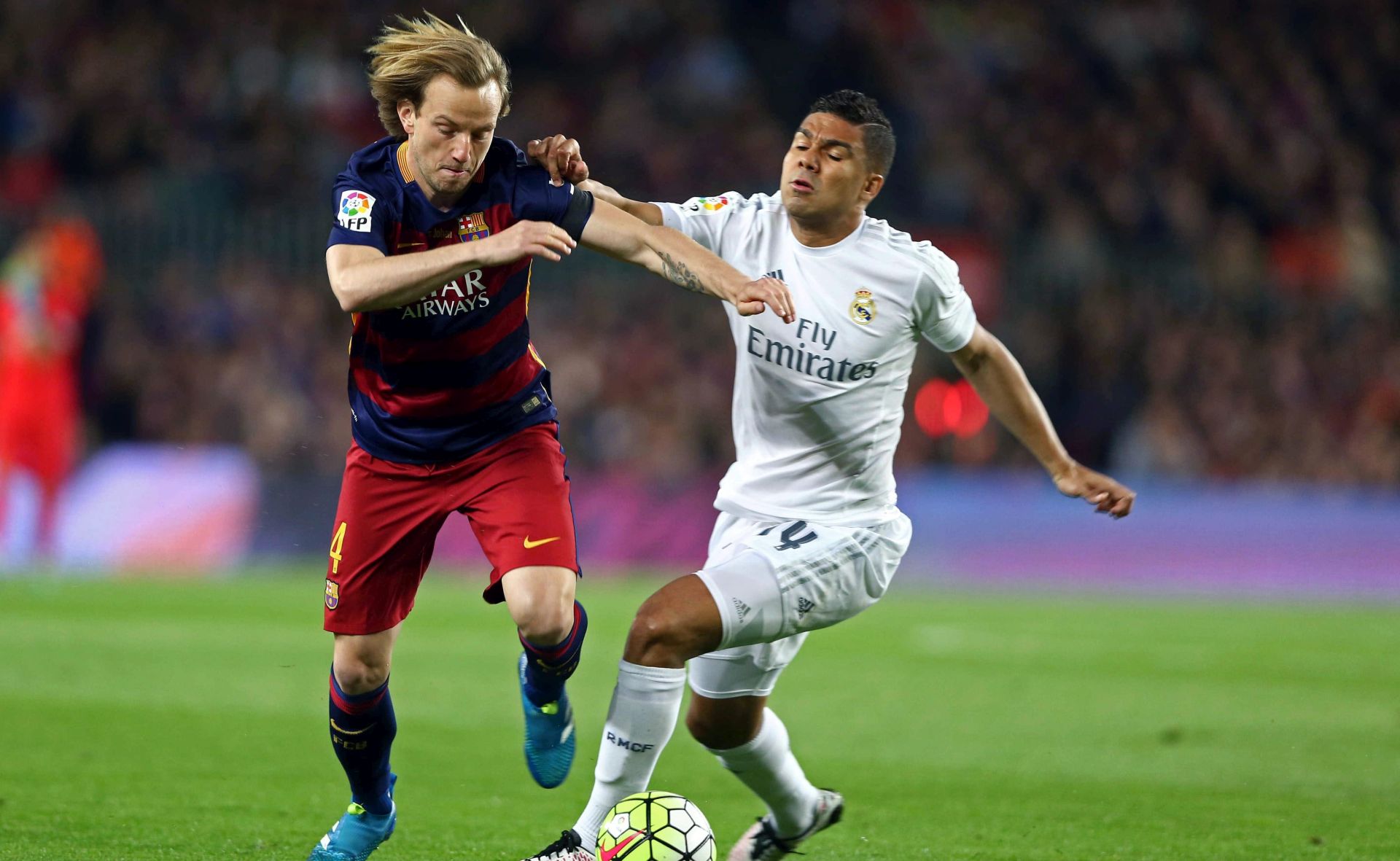 epa05241253 FC Barcelona's Croatian Ivan Rakitic fights for the ball with Real Madrid's Brazilian Casemiro (R) during their Spanish Primera Division soccer match at Camp Nou stadium in Barcelona, northeasterm Spain, 02 April 2016.  EPA/TONI ALBIR