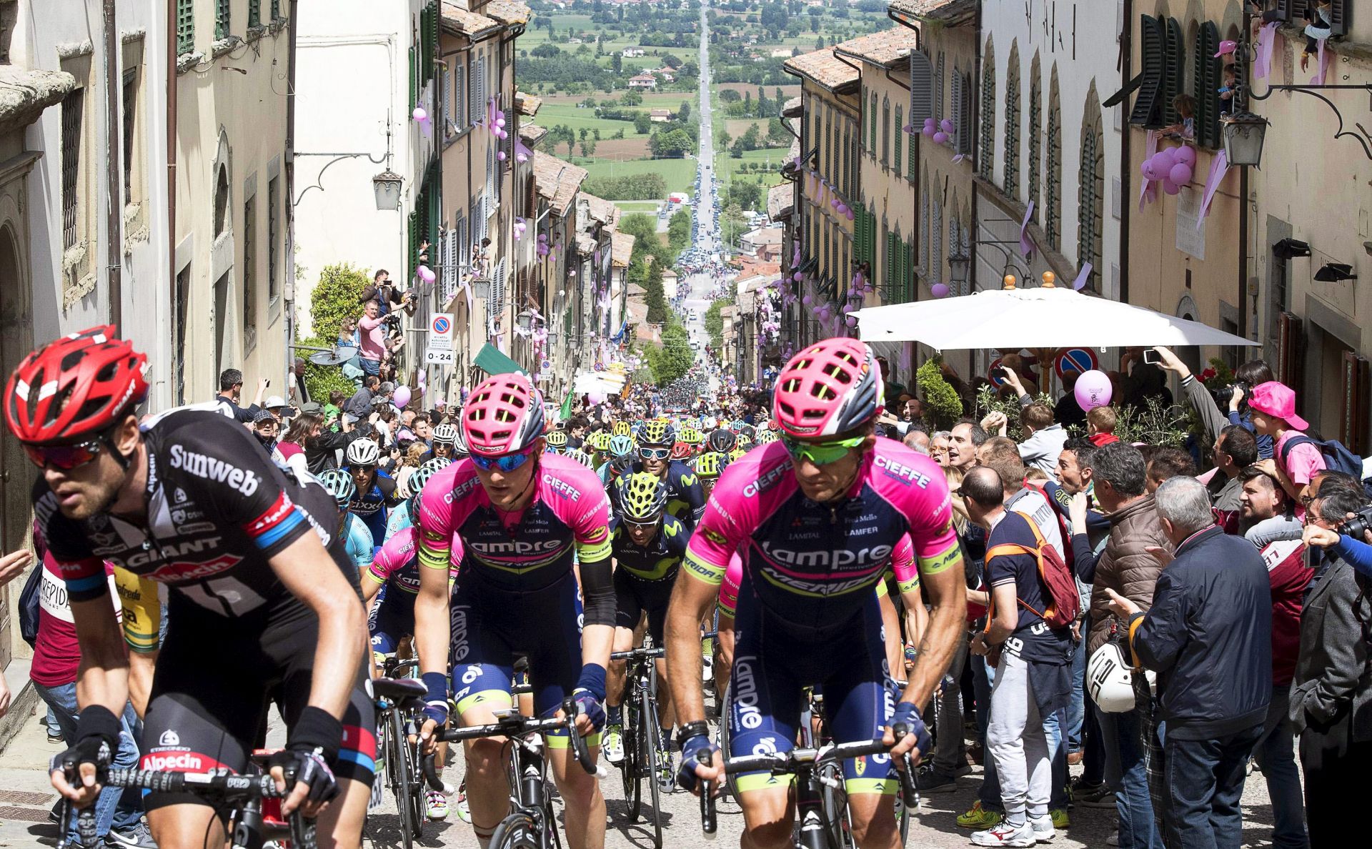 epa05305900 Riders in action during the 8th stage of the Giro d'Italia cycling race over 186km from Foligno to Arezzo, Italy, 14 May 2016.  EPA/CLAUDIO PERI