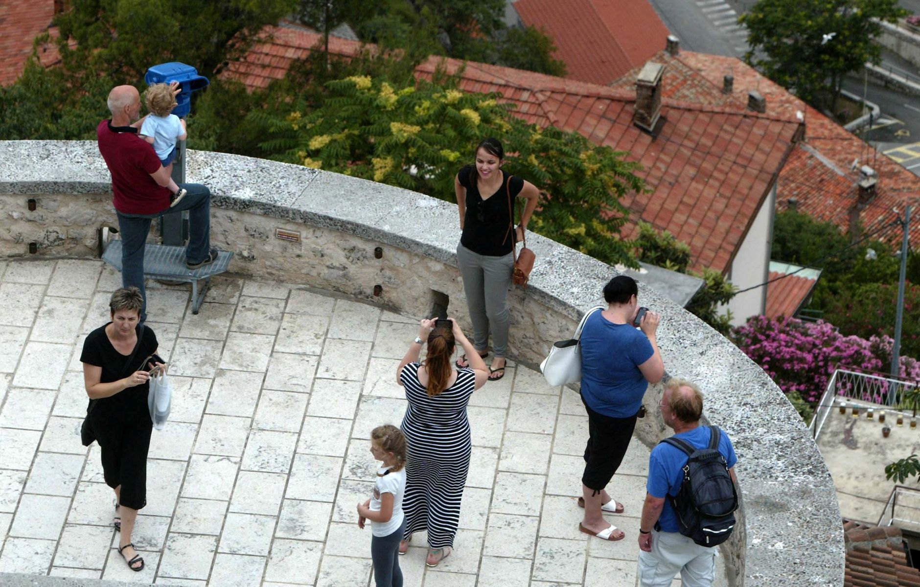 Rijeka, 03.07.2016. - Oblaèno i vjetrovito vrijeme koje nije pogodno za odlazak na plae mnogi turisti su iskoristili za posjetu Rijeci te obilazak Korza i Trsatske gradine.
foto HINA / Miljenko KLEPAC / mk