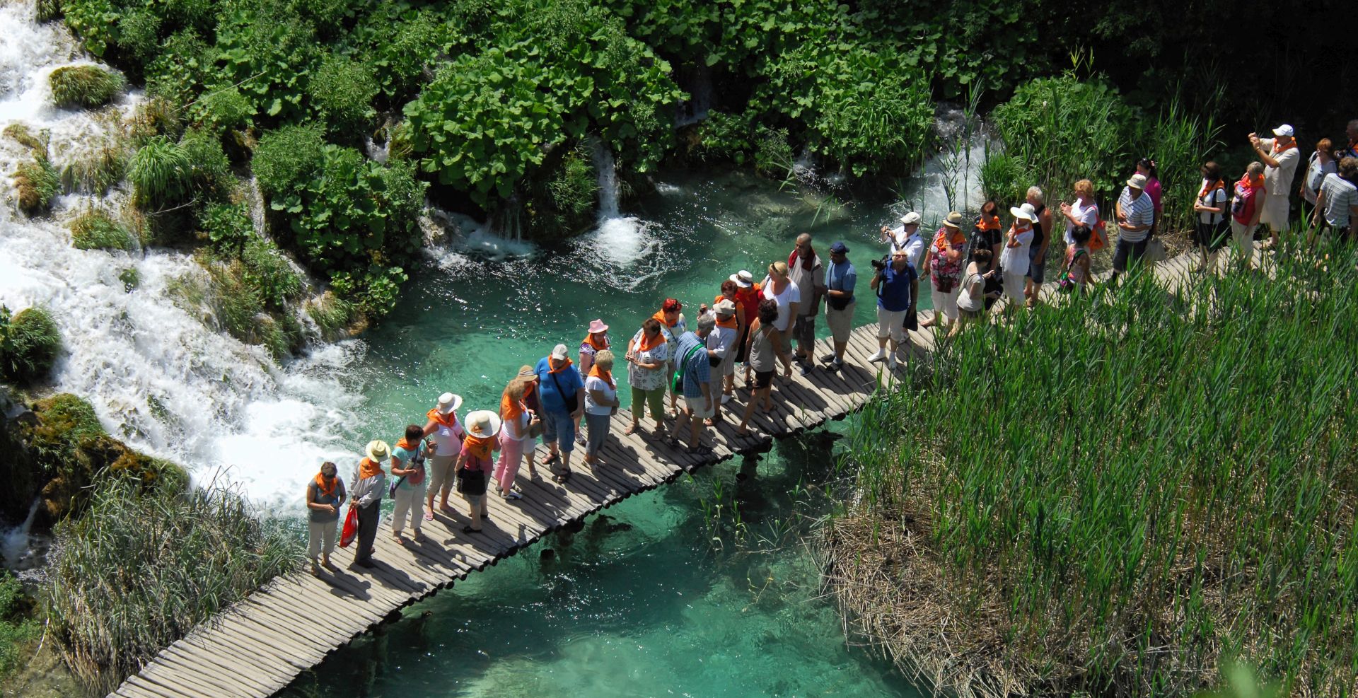 Plitvice, 20. srpnja 2016. - Hrvatska æe vjerojatno morati zatraiti od UNESCO-a da ono formira povjerenstvo koje æe provesti "reaktivni monitoring" kako bi se utvrdilo jesu li se stvorili uvjeti da se Plitvièka jezera premjeste s redovite na listu ugroene svjetske prirodne batine to bi bila prava nacionalna katastrofa, upozorava Uprava Javne ustanove Nacionalni park "Plitvièka jezera". Na fotografiji turisti.
foto HINA / Mladen VOLARIÆ / mm