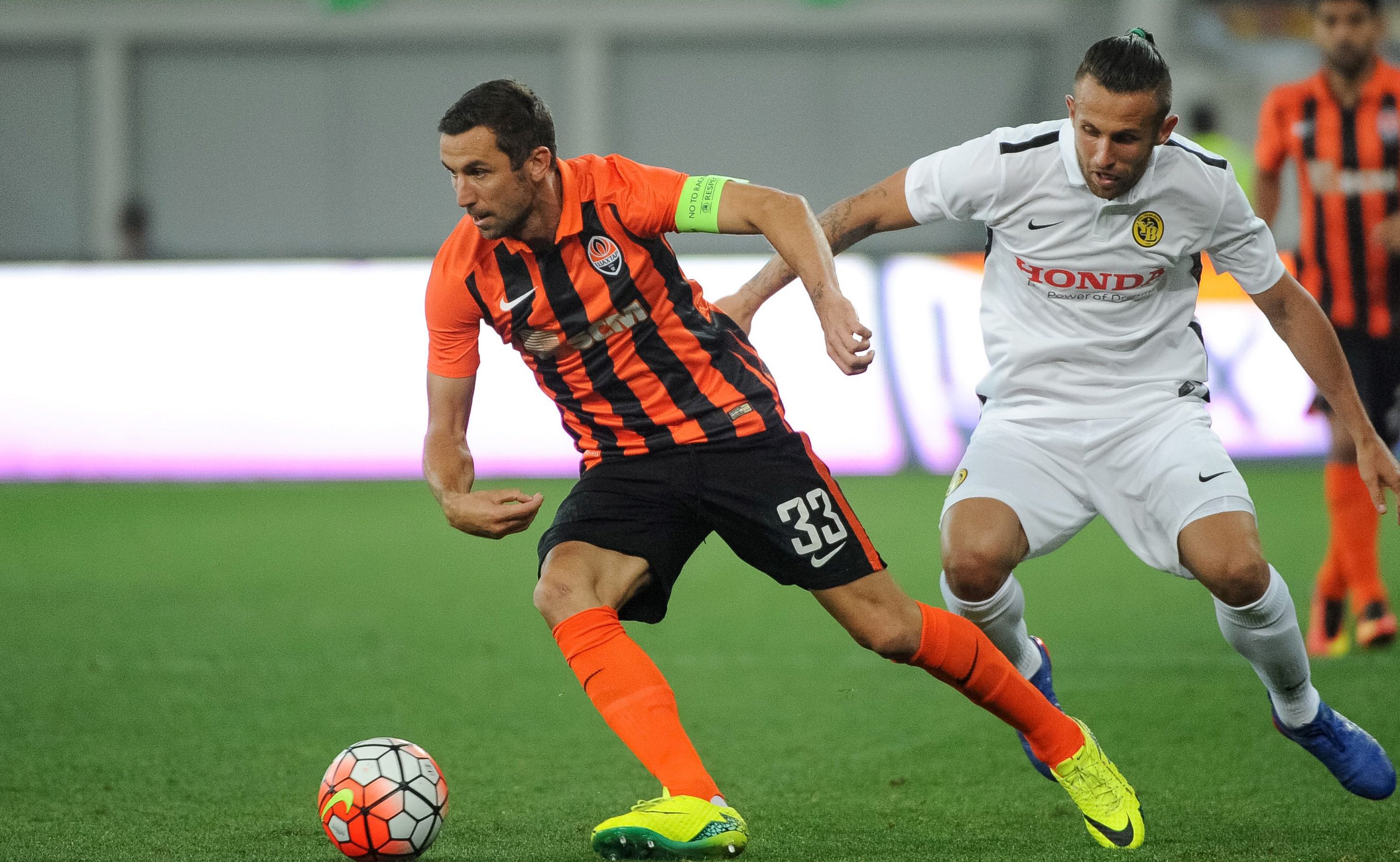 epa05442354 Darijo Srna (L) of Shakhtar controls the ball during the UEFA Champions League third qualifying round first leg soccer match Shakhtar Donetsk vs Young Boys Bern, in Lviv, Ukraine, 26 July 2016.  EPA/MYKOLA TYS