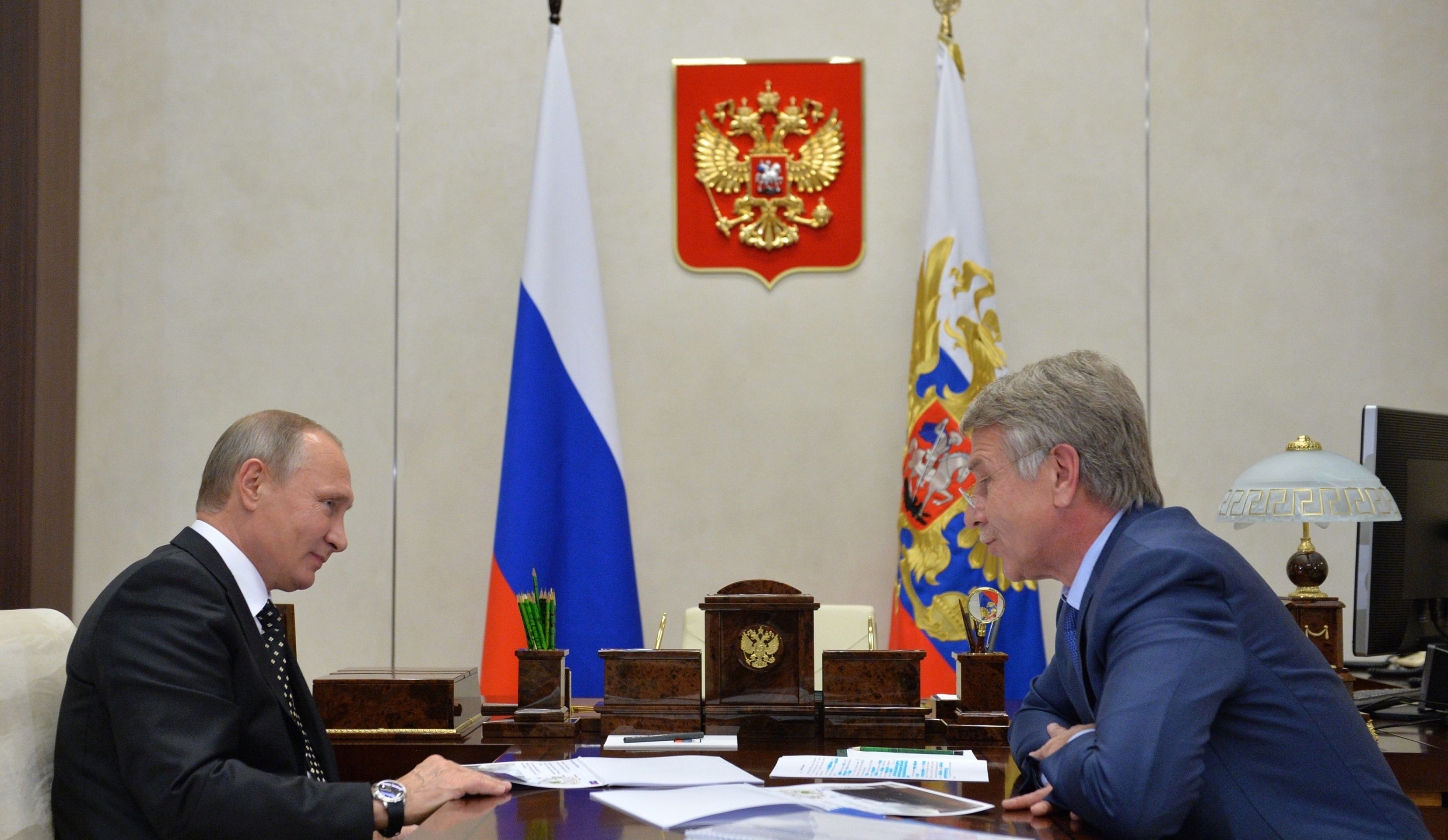 epa05630992 Russian President Vladimir Putin (L) meets with Leonid Mikhelson (R), Chairman of Management Board - Director of NOVATEK Russians independent natural gas producer, at the Novo-Ogaryovo residence outside Moscow, Russia, 14 November 2016.  EPA/ALEXEI DRUZHININ / SPUTNIK / KREMLIN POOL MANDATORY CREDIT