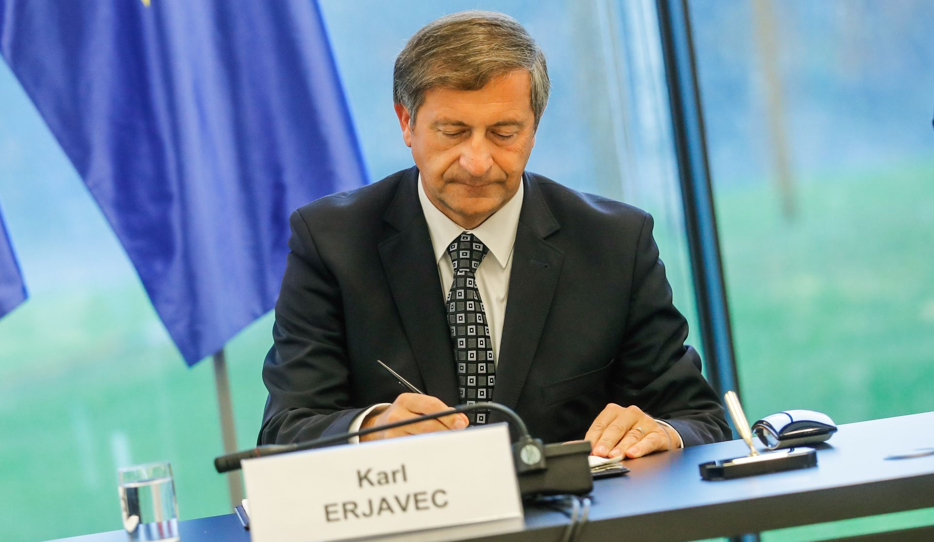 Ljubljana, 18. studenoga 2016. - Slovenski ministar vanjskih poslova Karl Erjavec zaloio se u petak za jaèanje gospodarskih veza Slovenije s Rusijom kao i rjeavanje dijalogom problema izmeðu EU-a i Rusije kojoj je Unija nametnula sankcije zbog vojne intervencije u Ukrajini i aneksije Krima. Na fotografiji Karl Erjavec tijekom zajednièke konferencije za novinare s ruskim ministrom komunikacija Nikolajom Nikiforovim nakon zasjedanja meðudravnog povjerenstva za suradnju na Brdu kod Kranja. foto HINA / Stanko GRUDEN / STA / mm
