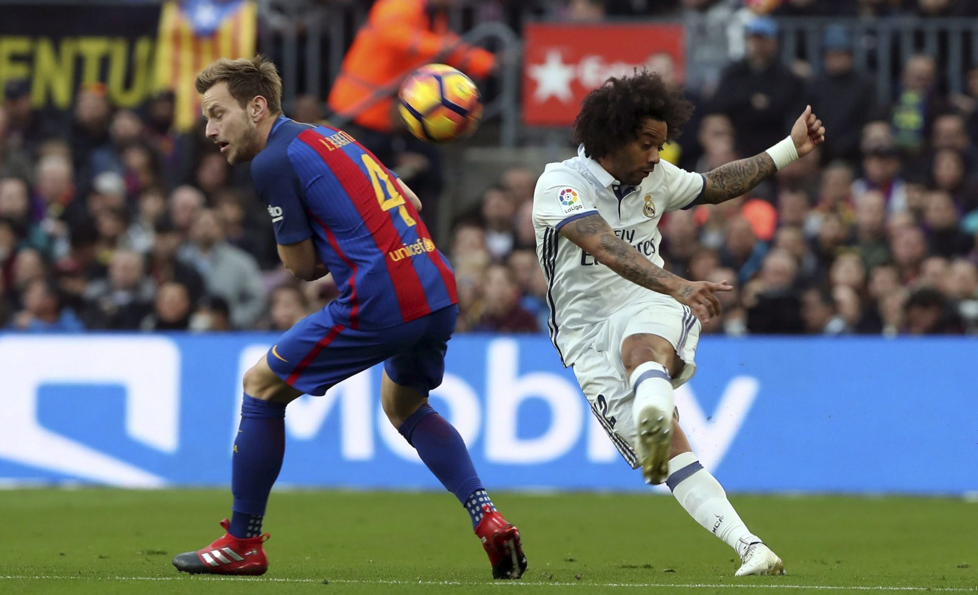 epa05658170 FC Barcelona's Croratian midfielder Ivan Rakitic (L) fights for the ball with Real Madrid's Brazilian defender Marcelo Vieria during the Primera Division match between FC Barcelona and Real Madrid at Camp Nou stadium in Barcelona, Catalonia, Spain, 03 December 2016.  EPA/TONI ALBIR
