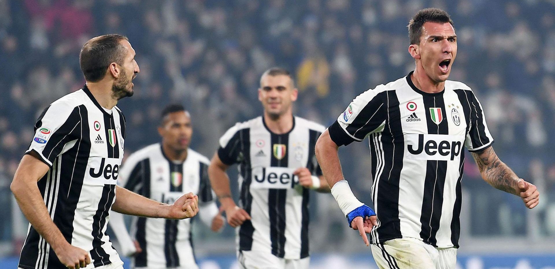 epa05658794 Juventus' Mario Mandzukic (R) celebrates after scoring during the Italian Serie A soccer match Juventus FC vs Atalanta BC at Juventus Stadium in Turin, Italy, 03 December 2016.  EPA/ALESSANDRO DI MARCO
