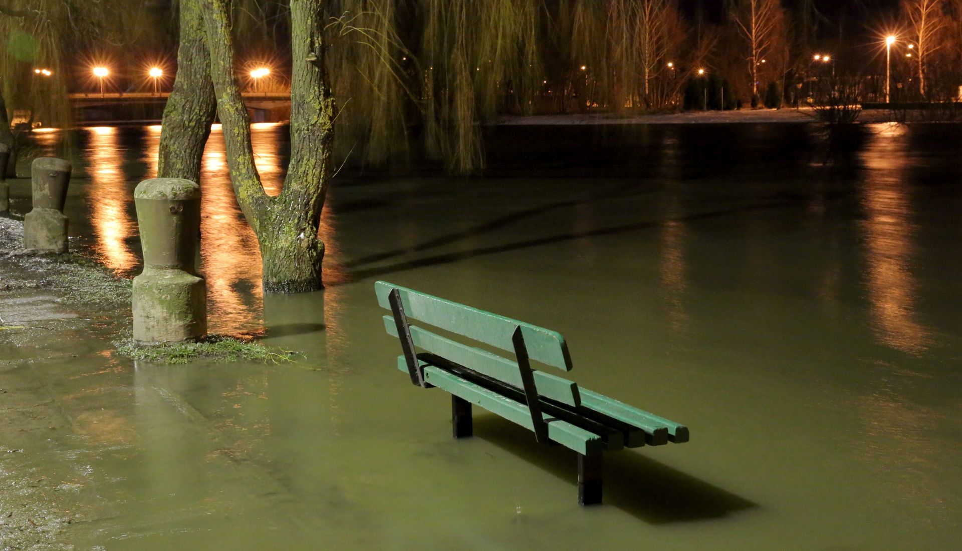 epa05698937 A view of an area submerged after flooding of the waterfront boulevard in Elblag, northern Poland, 05 January 2017. Hurricane-force gusts of the north wind caused a flooding of the waterfront boulevard in Elblag. As a result of backwater caused by strong wind, the river Elblag exceeded the alarm level and flooded coastal buildings and streets.  EPA/TOMASZ WASZCZUK POLAND OUT
