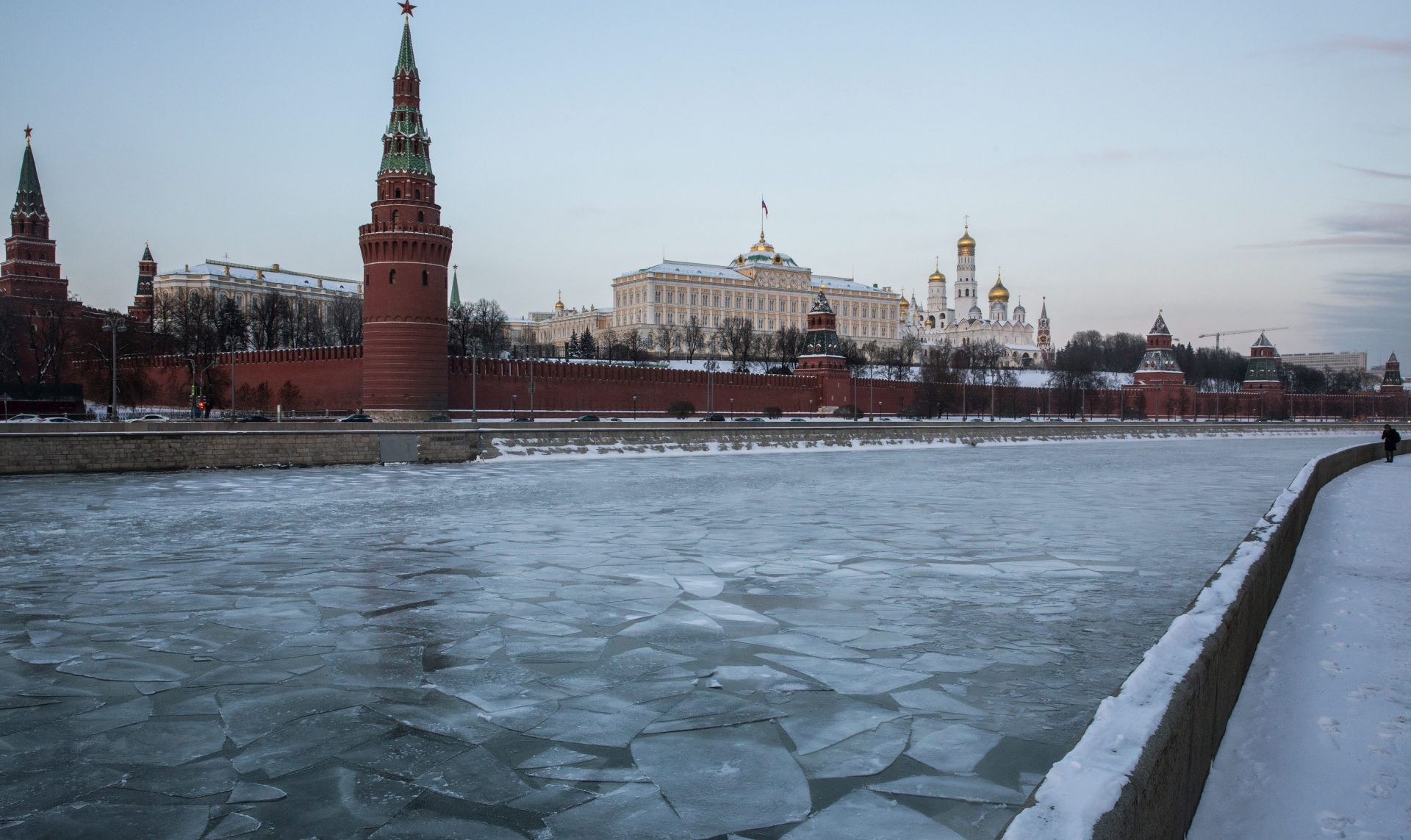 epa05701427 General view of the Moscow Kremlin, Russia, 06 January 2017. According to reports on 06 January 2017, US top intelligence officials are expected to present a classified report to President-elect Donald Trump over the alleged interference of Russia with the US elections in November 2016. The document is said to include details of persons involved in the hacking of Democratic emails and delivering them to the WikiLeaks whistleblower platform.  EPA/SERGEI ILNITSKY