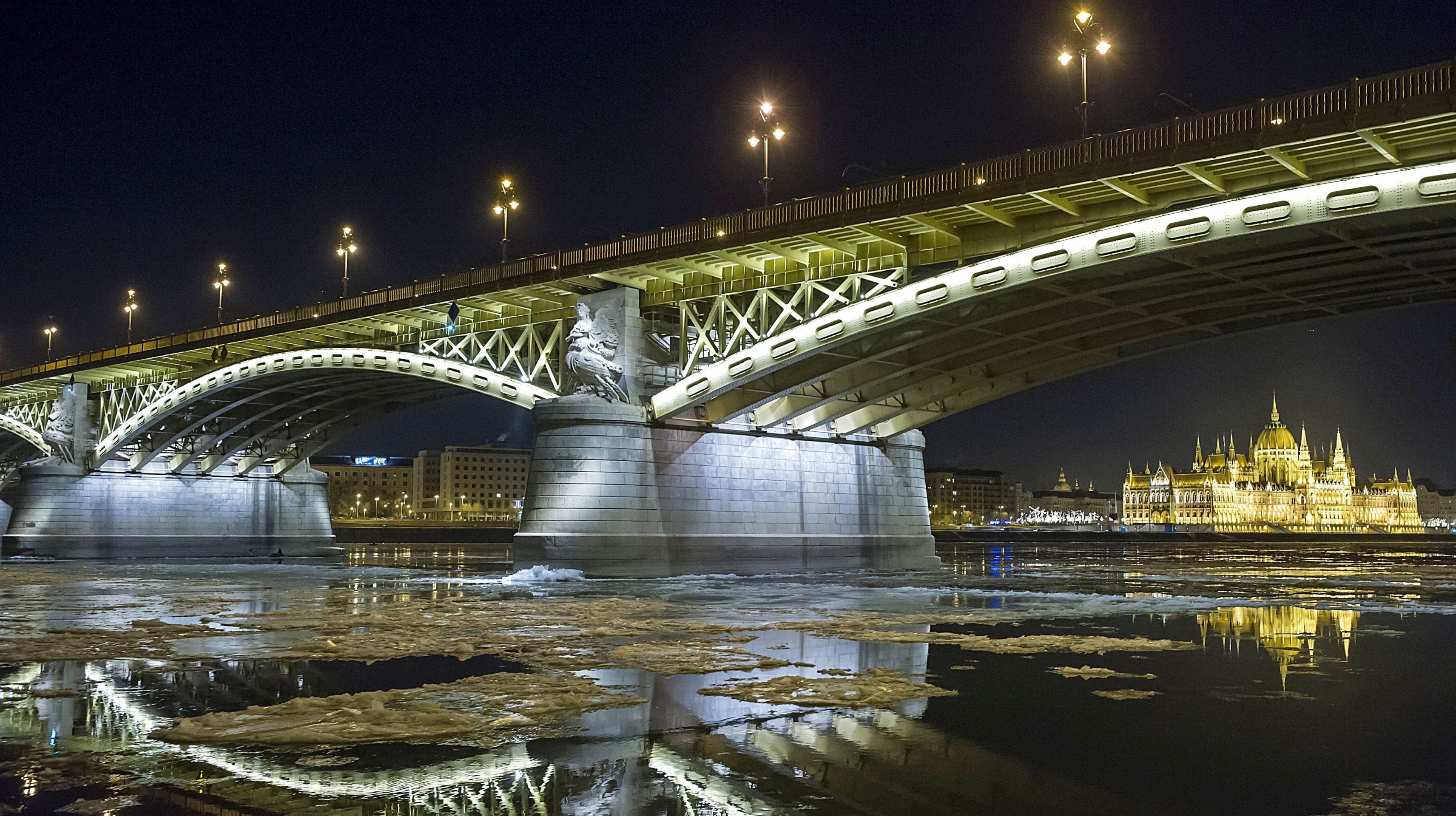 epa05704703 Drift ice or ice floes float in the water of the River Danube at the Margaret Bridge in Budapest, Hungary, late 07 January 2017. Seen in background (R) is the illuminated building of the Hungarian Parliament. A cold wave across Hungary caused temperatures to drop drastically in many cities with temperatures in some towns falling down to minus 20 to 25 degrees Celsius.  EPA/PETER LAKATOS HUNGARY OUT