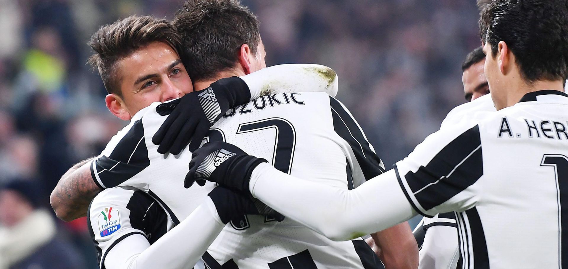epa05711683 Juventus' Paulo Dybala, left, jubilates embracing his teammate Mario Mandzukic, right, after scoring during the Italy's Cup soccer match Juventus Fc vs Atalanta Bergamasca Calcio at Juventus Stadium in Turin, Italy, 11 January 2017.  EPA/ALESSANDRO DI MARCO