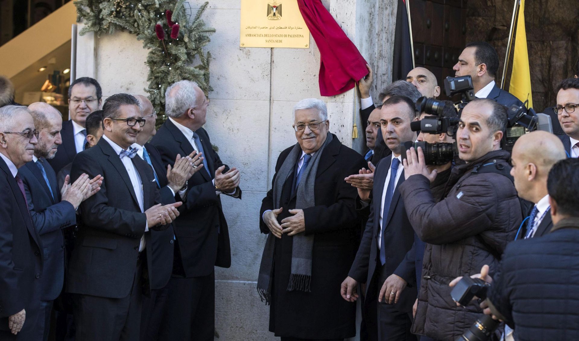 epa05716600 Palestinian President Mahmoud Abbas (C) inaugurates the new Palestinian Embassy at the Vatican, after a private audience with Pope Francis, 14 January 2017.  EPA/MASSIMO PERCOSSI