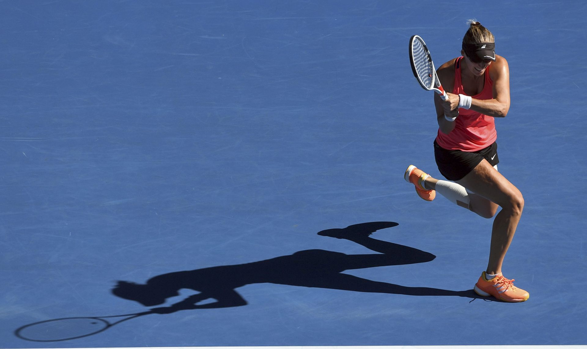 epa05751226 Mirjana Lucic-Baroni of Croatia in action against Serena Williams of the USA during the Women's Singles semifinal match at the Australian Open Grand Slam tennis tournament in Melbourne, Victoria, Australia, 26 January 2017.  EPA/DEAN LEWINS  AUSTRALIA AND NEW ZEALAND OUT