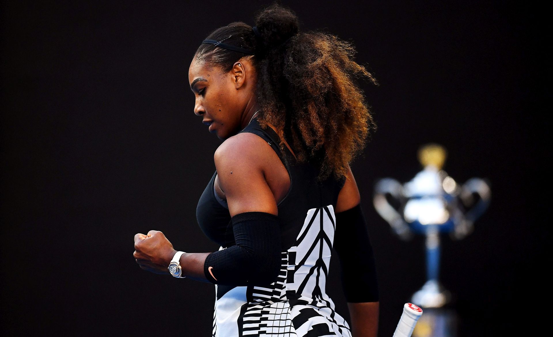 epa05755953 Serena Williams of the USA reacts during her women's final against her sister Venus Williams at the Australian Open Grand Slam tennis tournament in Melbourne, Victoria, Australia, 28 January 2017.  EPA/LUKAS COCH AUSTRALIA AND NEW ZEALAND OUT